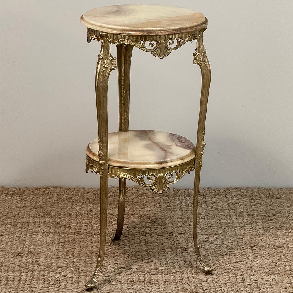 Français Table d'appoint en laiton et onyx Louis XIV du milieu du siècle en vente