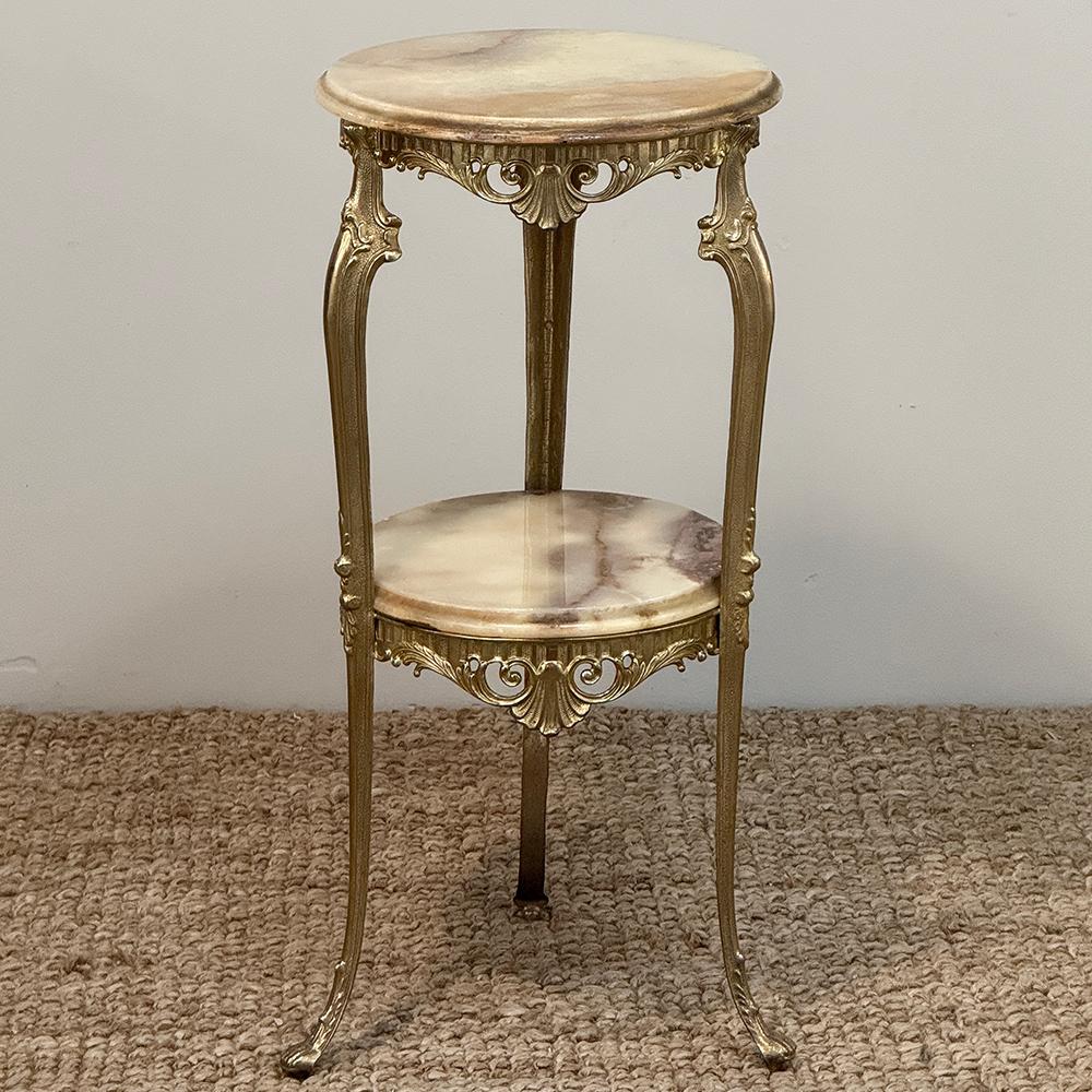 Fait main Table d'appoint en laiton et onyx Louis XIV du milieu du siècle en vente