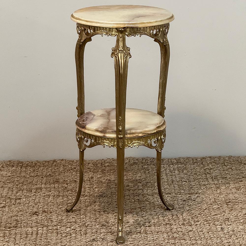 Table d'appoint en laiton et onyx Louis XIV du milieu du siècle Bon état - En vente à Dallas, TX