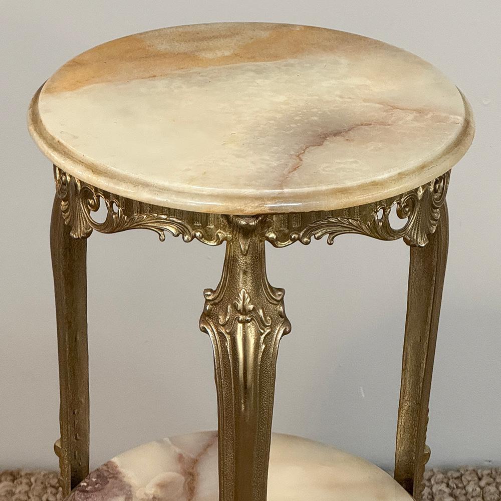 20ième siècle Table d'appoint en laiton et onyx Louis XIV du milieu du siècle en vente