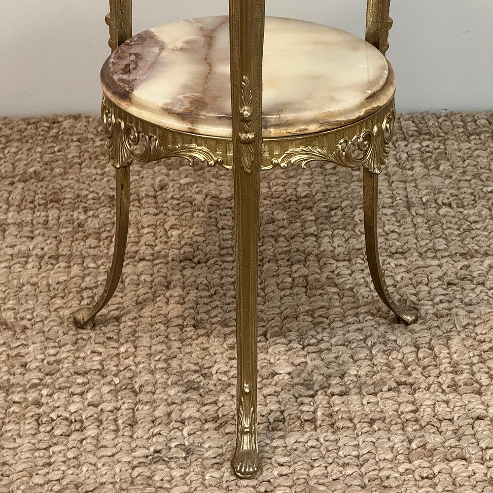 Laiton Table d'appoint en laiton et onyx Louis XIV du milieu du siècle en vente