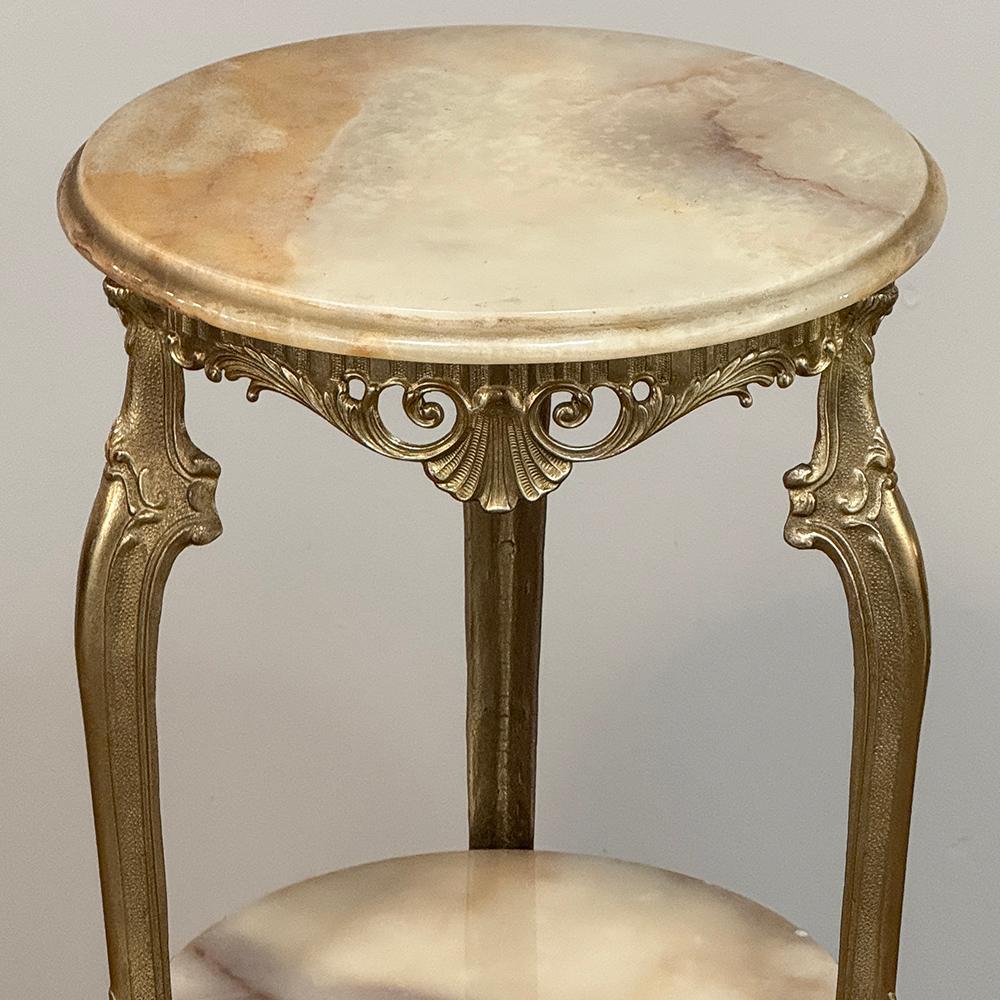 Table d'appoint en laiton et onyx Louis XIV du milieu du siècle en vente 1