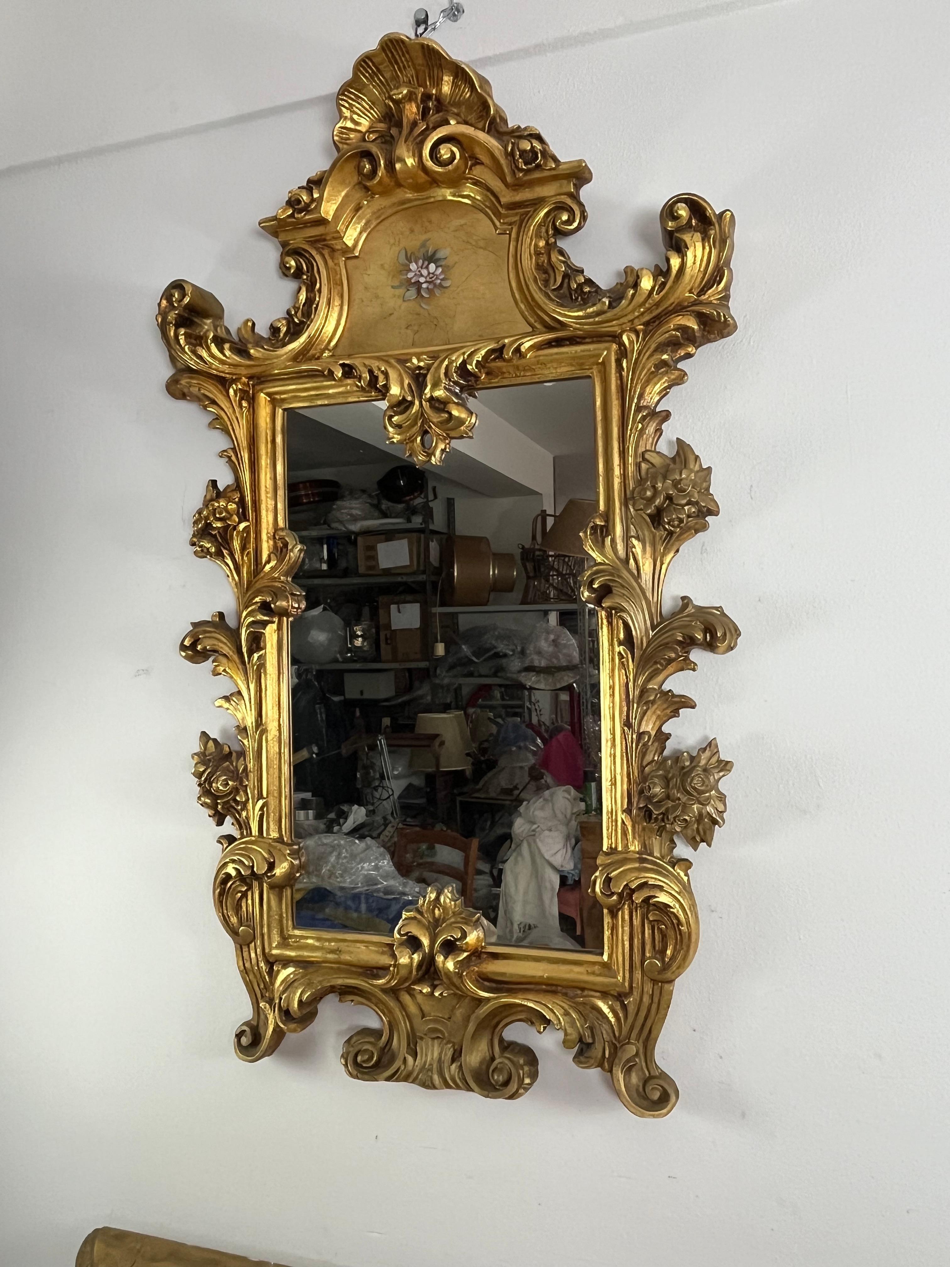 Console e specchio da parete Luigi XV di metà secolo in legno intagliato e dorato, anni '30
Decorazioni floreali.
L'intaglio è un trionfo di foglie e conchiglie.
Specchio intatto. 
A causa dell'età e dell'usura, il legno richiede un leggero lavoro