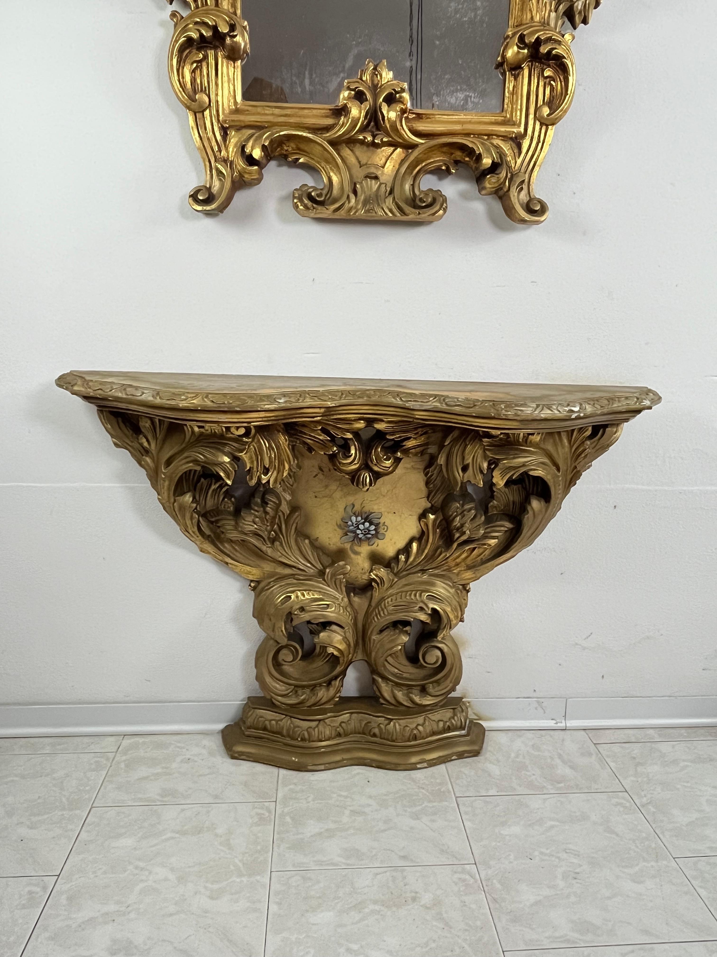Italiano Console e specchio da parete Luigi XV di metà secolo in legno intagliato e dorato, anni '30 in vendita