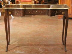 Schreibtisch aus Mahagoni mit Blumenintarsien im Louis-XV-Stil aus der Mitte des Jahrhunderts, mit Messingakzenten