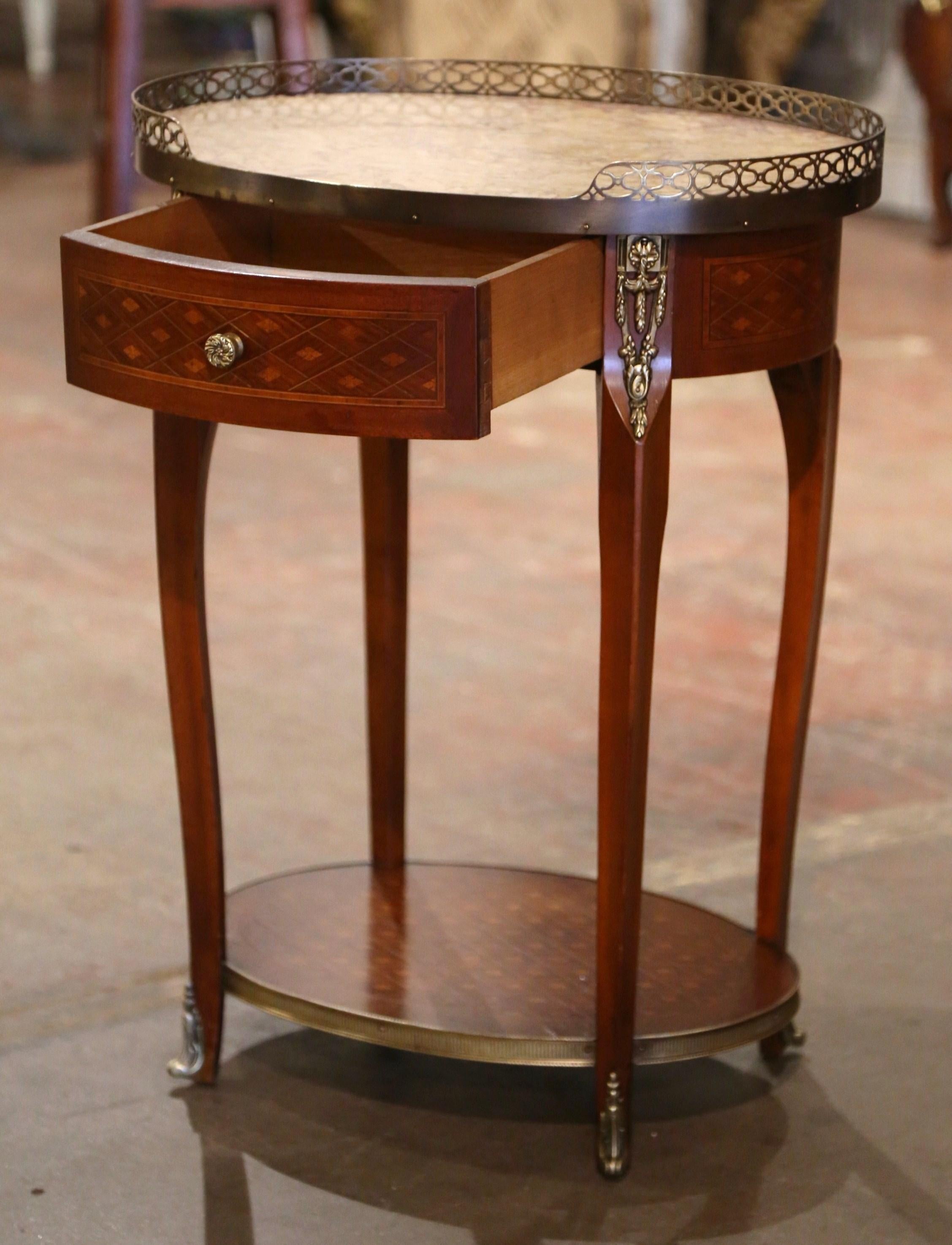 Table d'appoint ovale Louis XV à plateau de marbre et marqueterie de noyer en vente 1