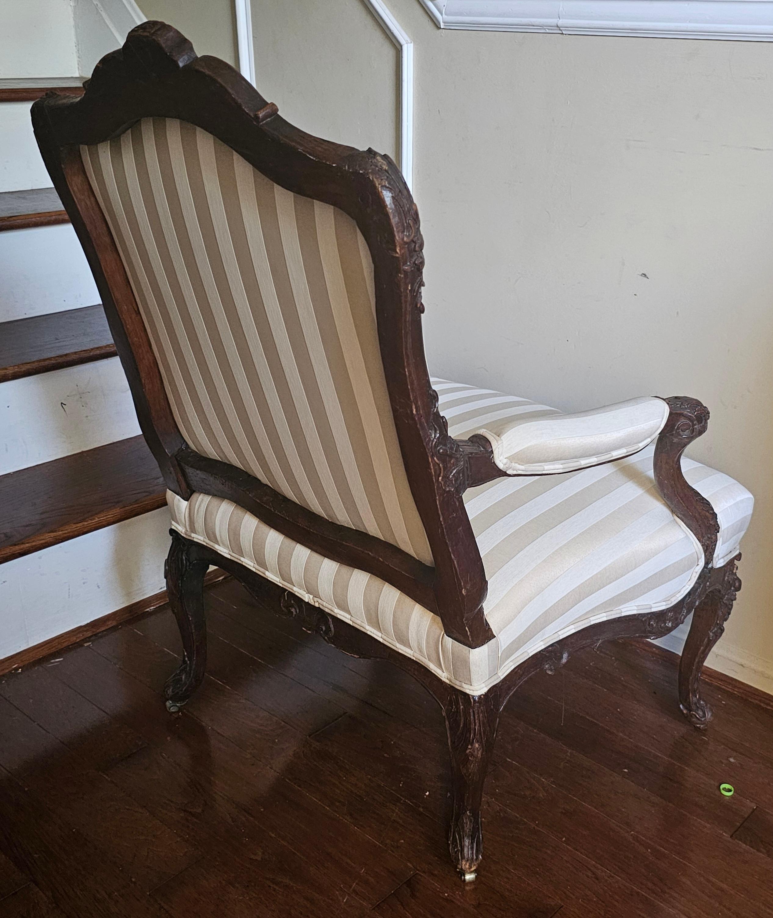 Fauteuil intagliato in Oak e imbottito in stile Luigi XV della fine del XIX secolo in vendita 4