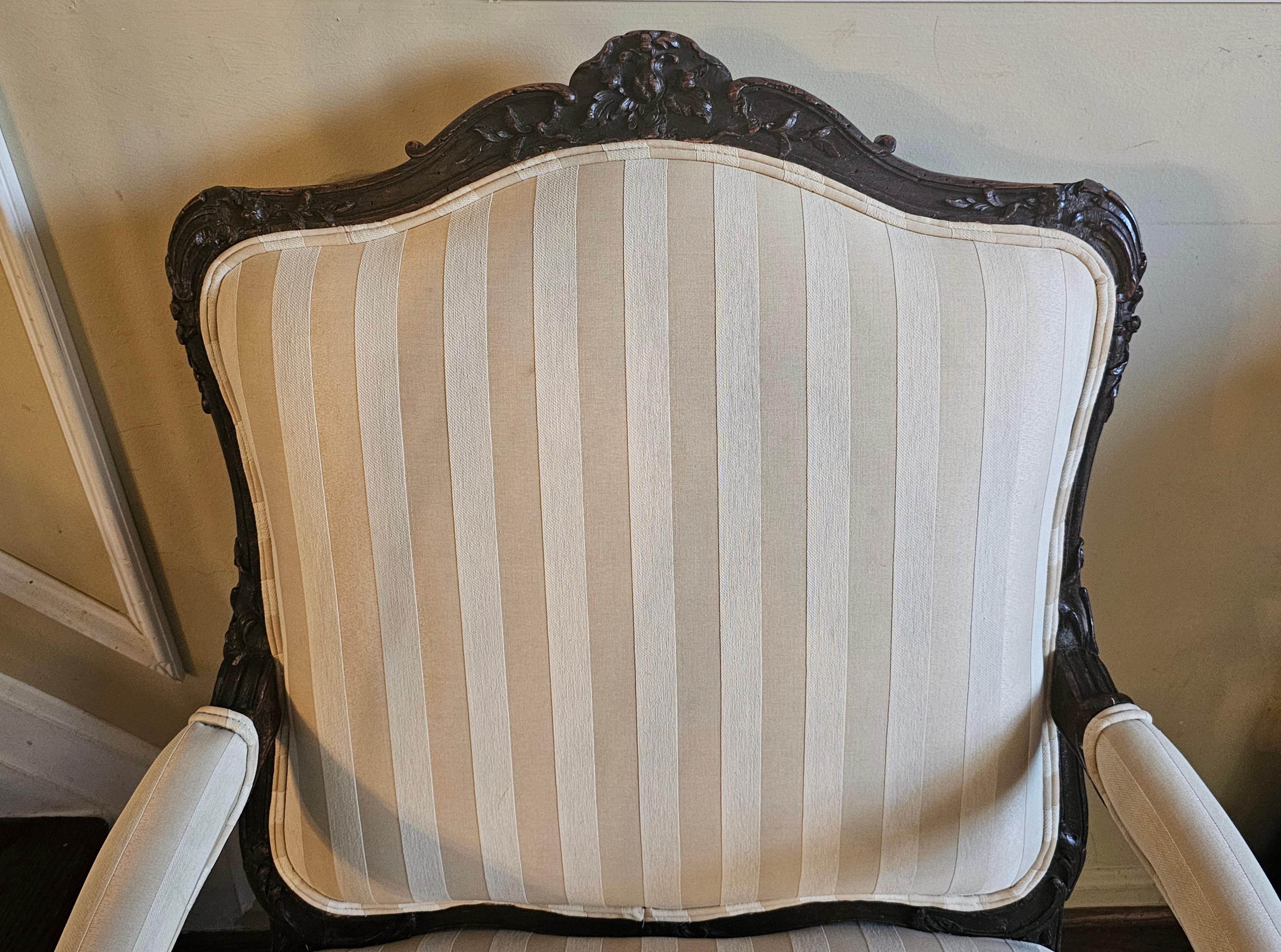Fauteuil intagliato in Oak e imbottito in stile Luigi XV della fine del XIX secolo in vendita 5