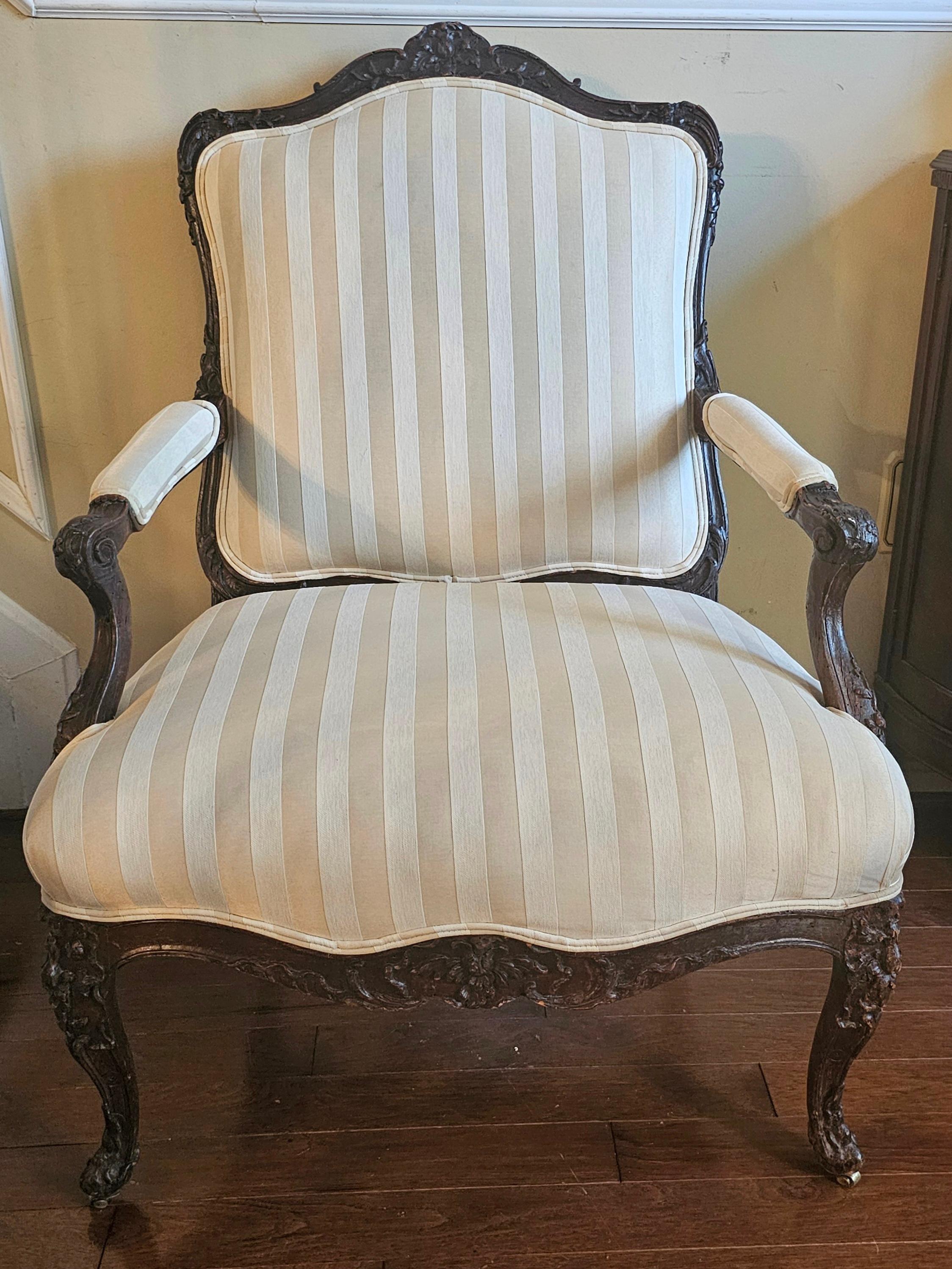 Fauteuil intagliato in Oak e imbottito in stile Luigi XV della fine del XIX secolo in vendita 6