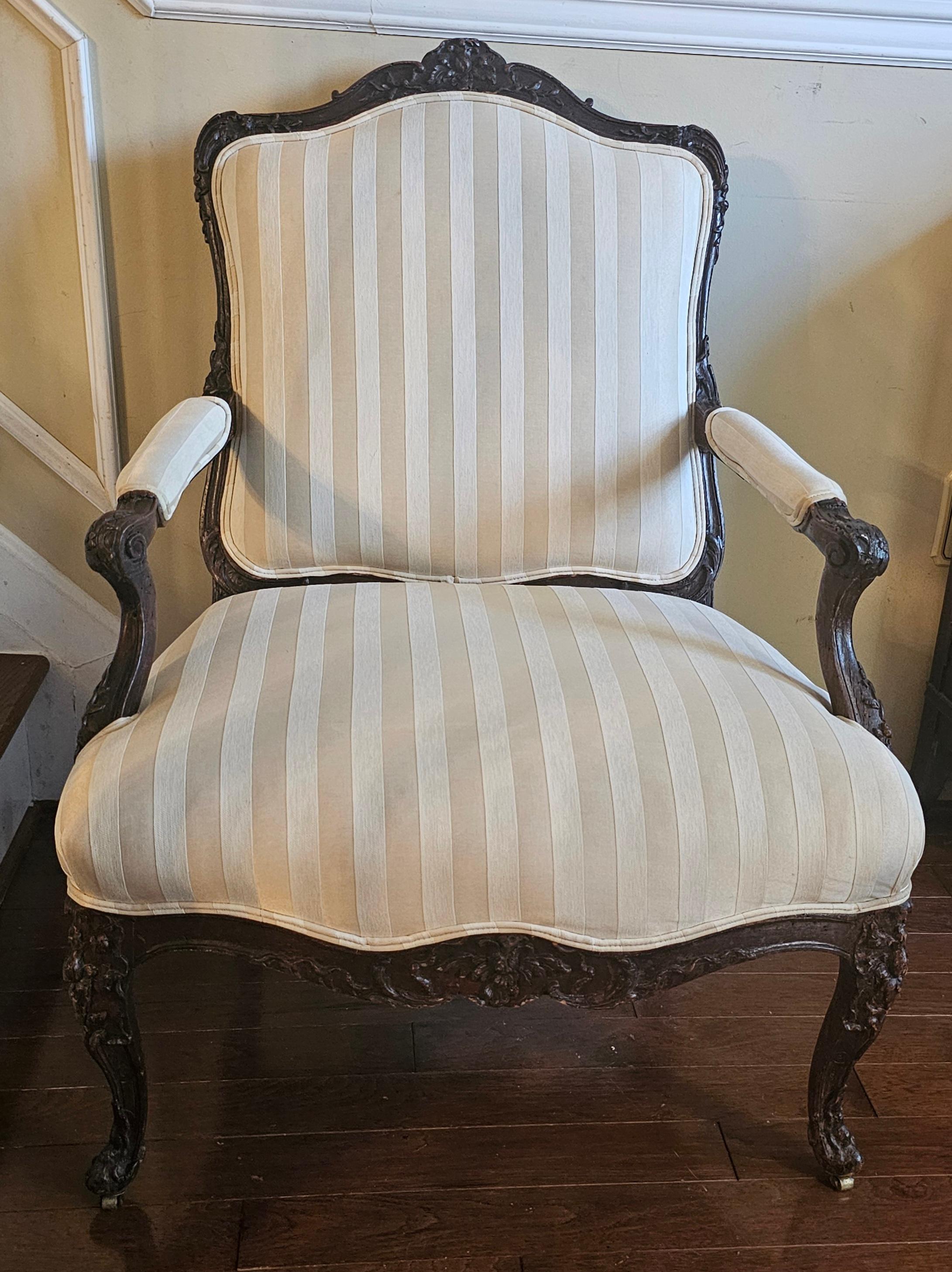 Fauteuil intagliato in Oak e imbottito in stile Luigi XV della fine del XIX secolo in vendita 7
