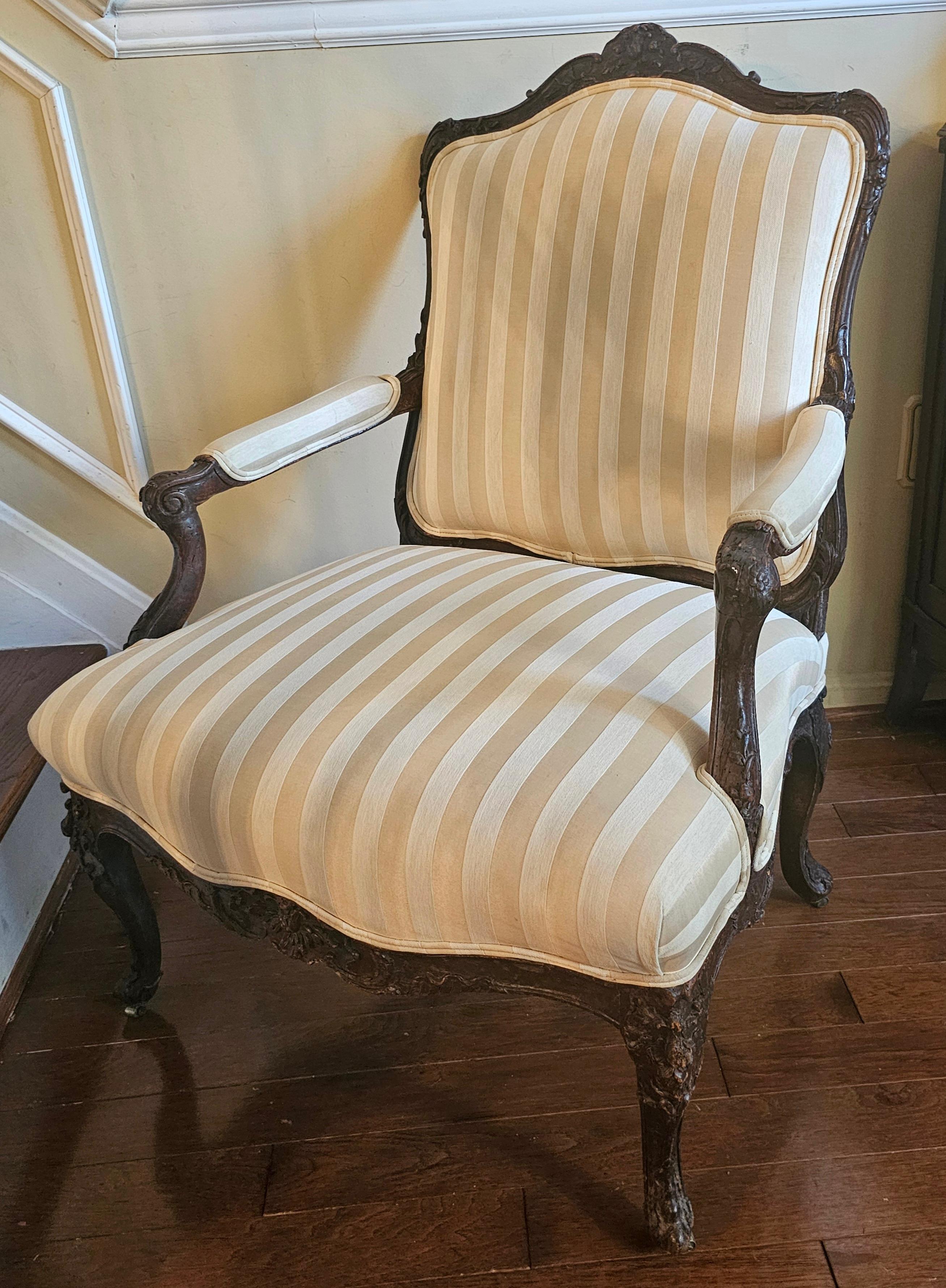 Fauteuil intagliato in Oak e imbottito in stile Luigi XV della fine del XIX secolo in vendita 8