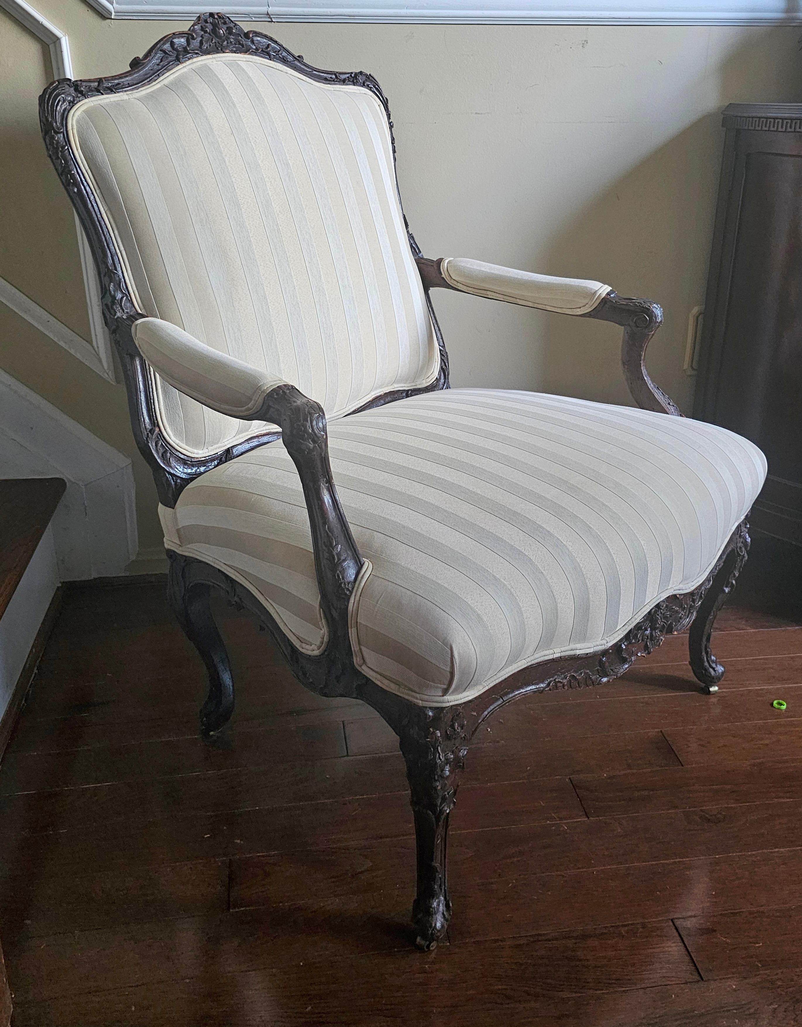 Americano Fauteuil intagliato in Oak e imbottito in stile Luigi XV della fine del XIX secolo in vendita