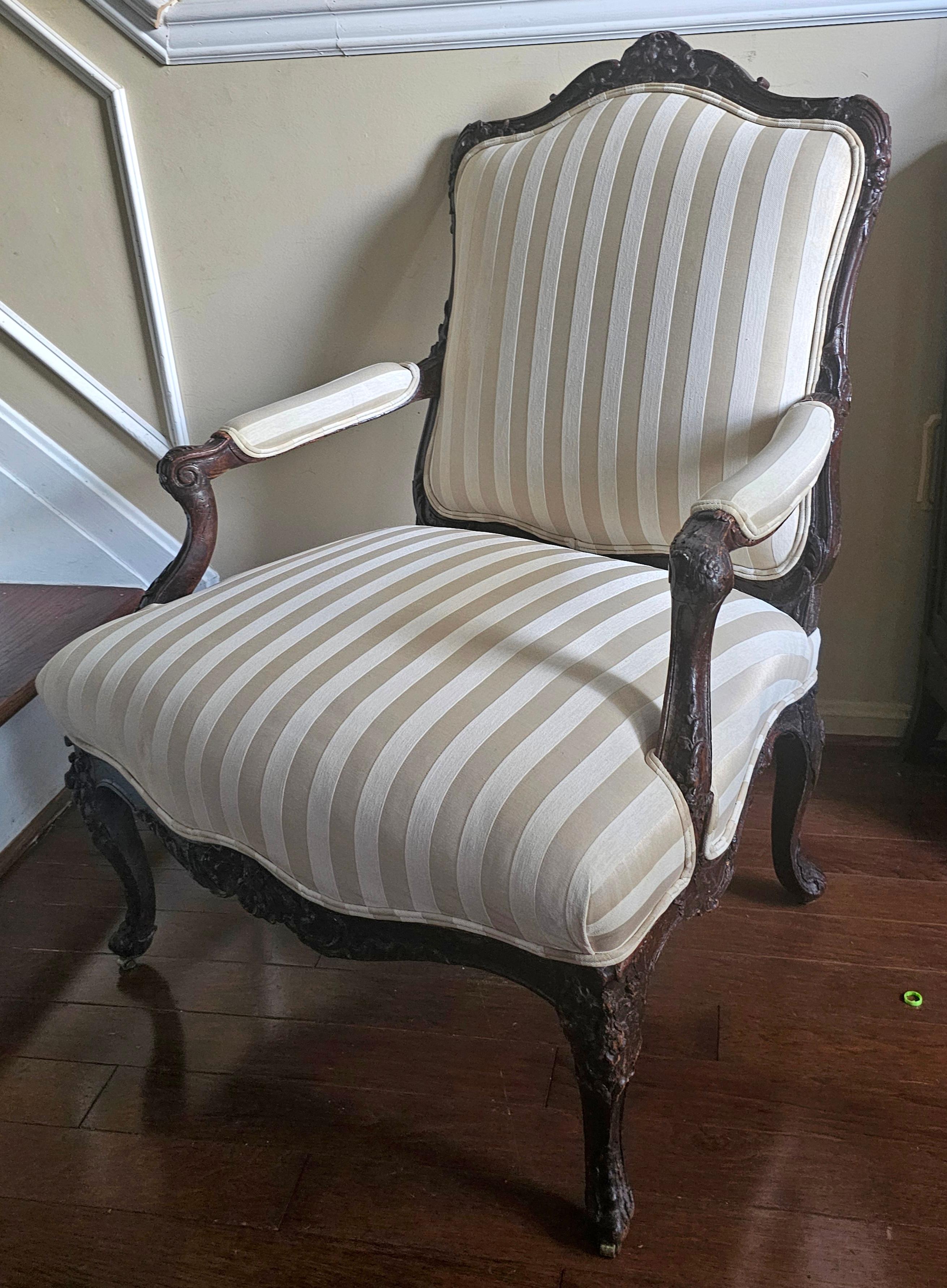 Intagliato Fauteuil intagliato in Oak e imbottito in stile Luigi XV della fine del XIX secolo in vendita