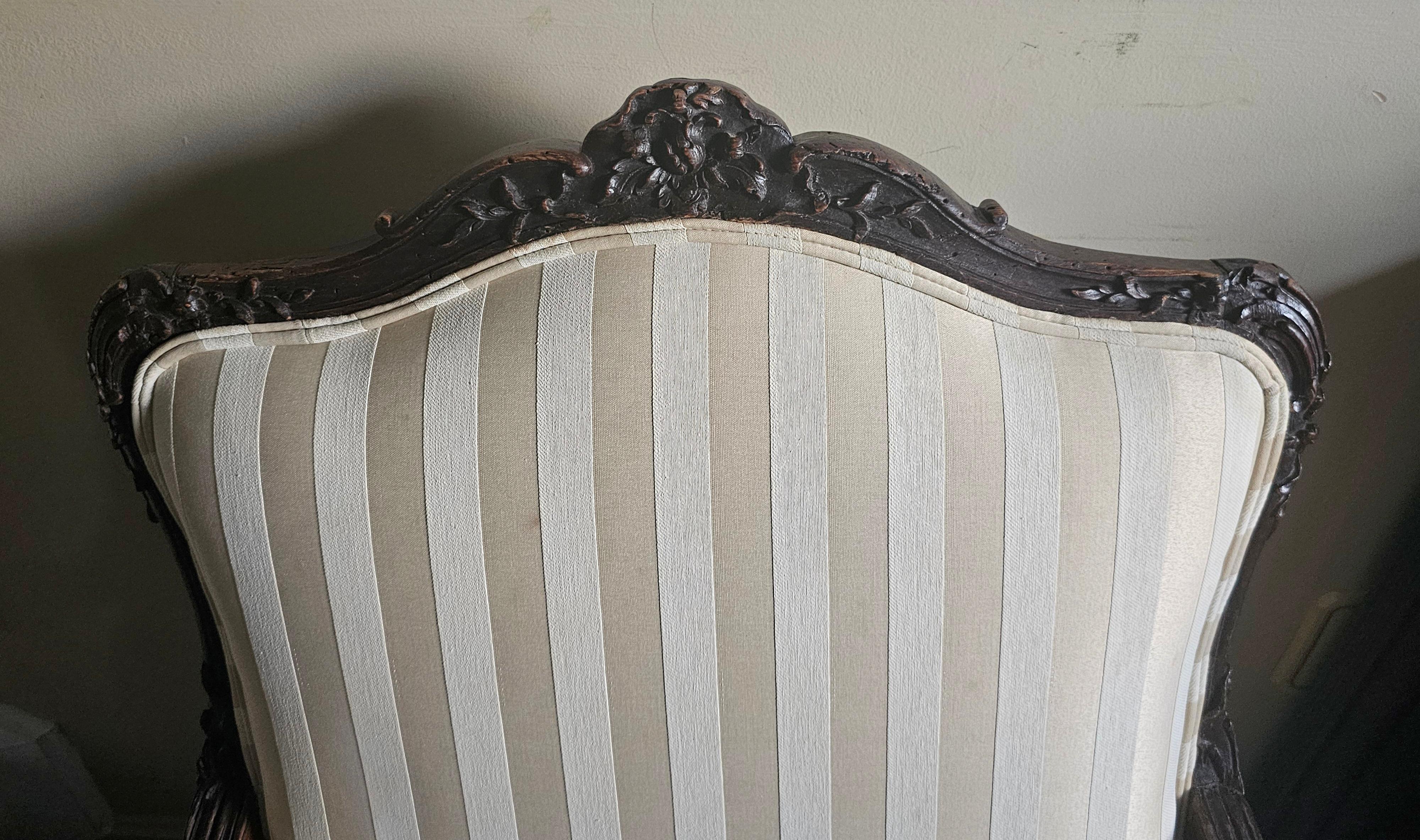 Fauteuil intagliato in Oak e imbottito in stile Luigi XV della fine del XIX secolo In condizioni buone in vendita a Germantown, MD