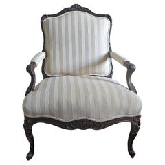 Fin du 19ème siècle, Fauteuil en chêne sculpté et tapissé de style Louis XV