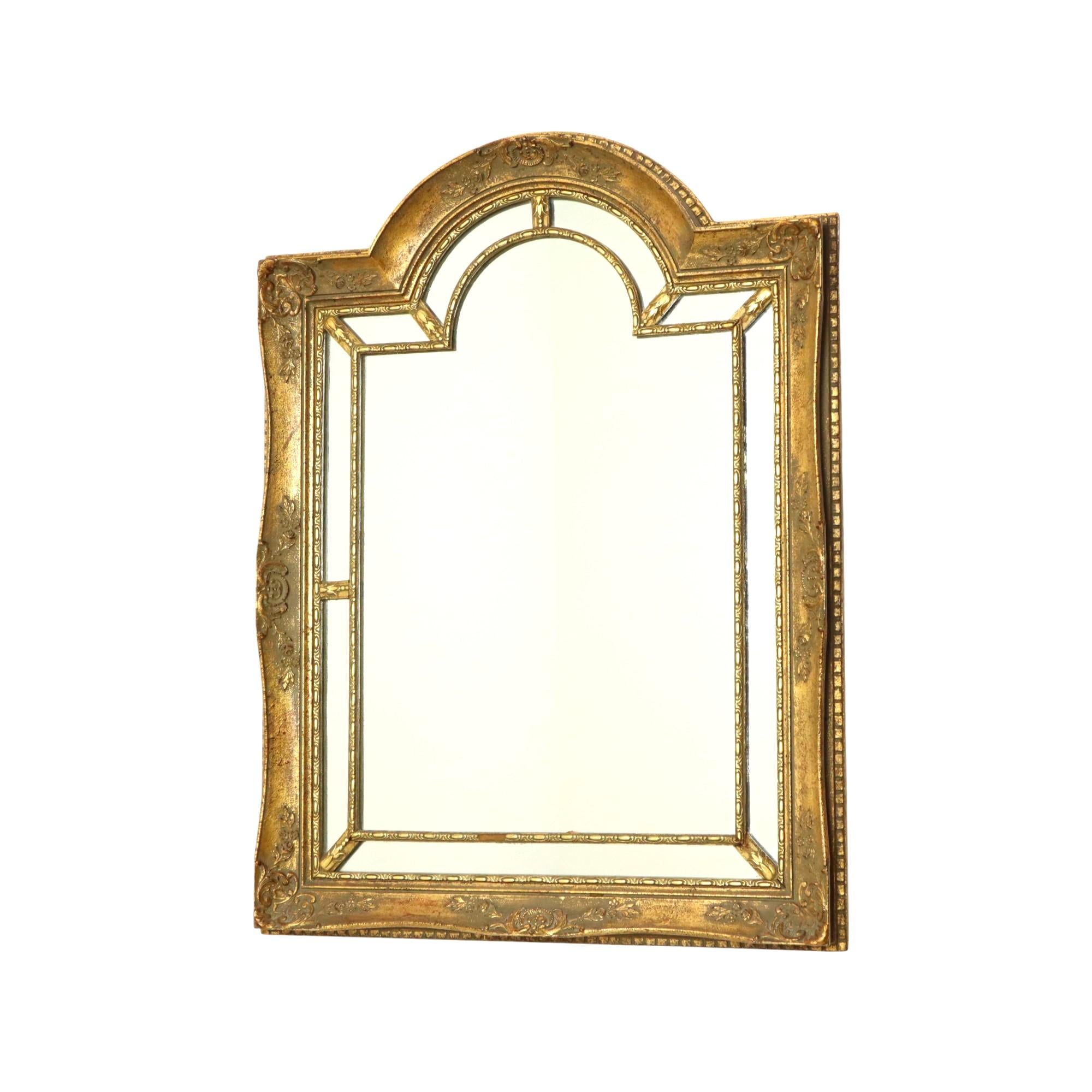 Schöner Spiegel aus der Mitte des Jahrhunderts im Louis-XVI-Rokoko-Stil, gewölbter Spiegel aus Holz mit Blattgold überzogen, von La Barge Mirrors Inc. aus Belgien, ca. 1950er Jahre.

Dieser hochwertige Spiegel hat einen wunderschön verzierten Rahmen