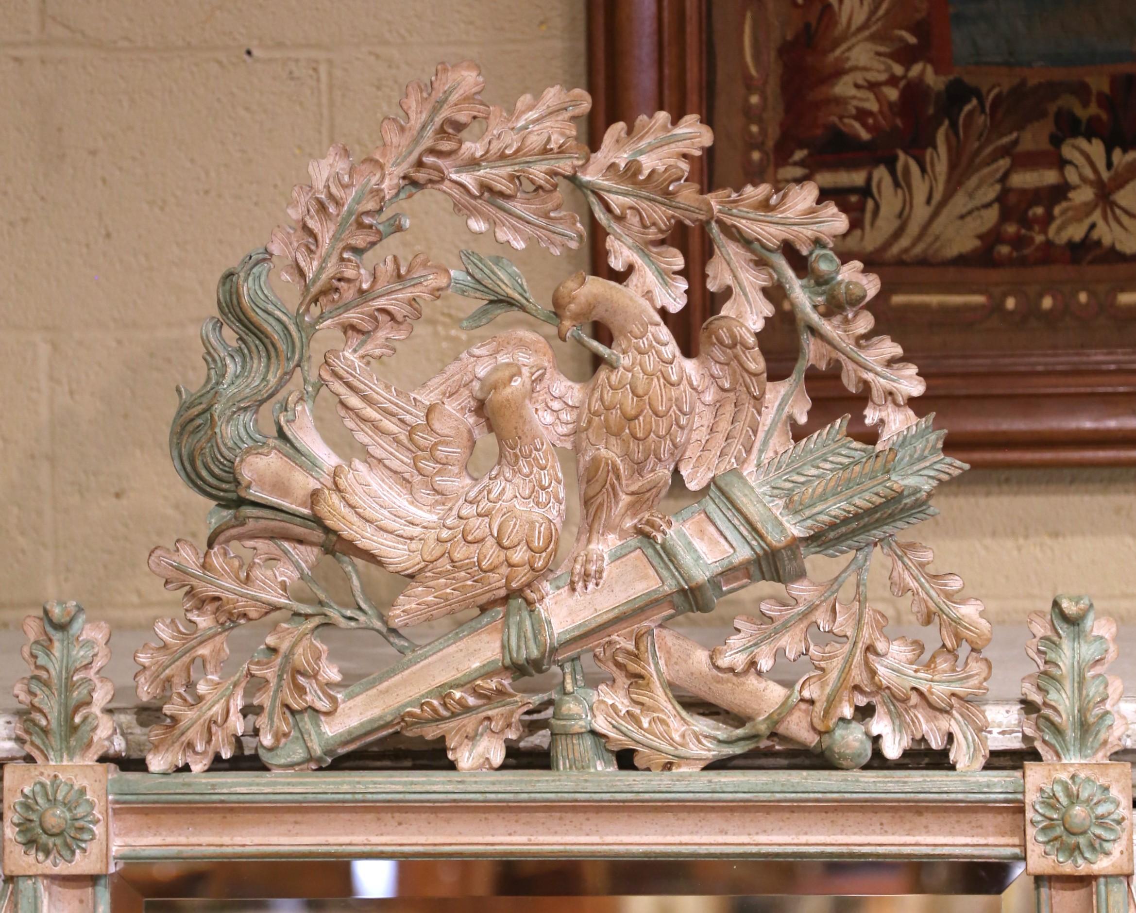 Mid-Century Louis XVI Stil Französisch gemalt Spiegel mit geschnitzten Love Birds Crest (Louis Philippe) im Angebot