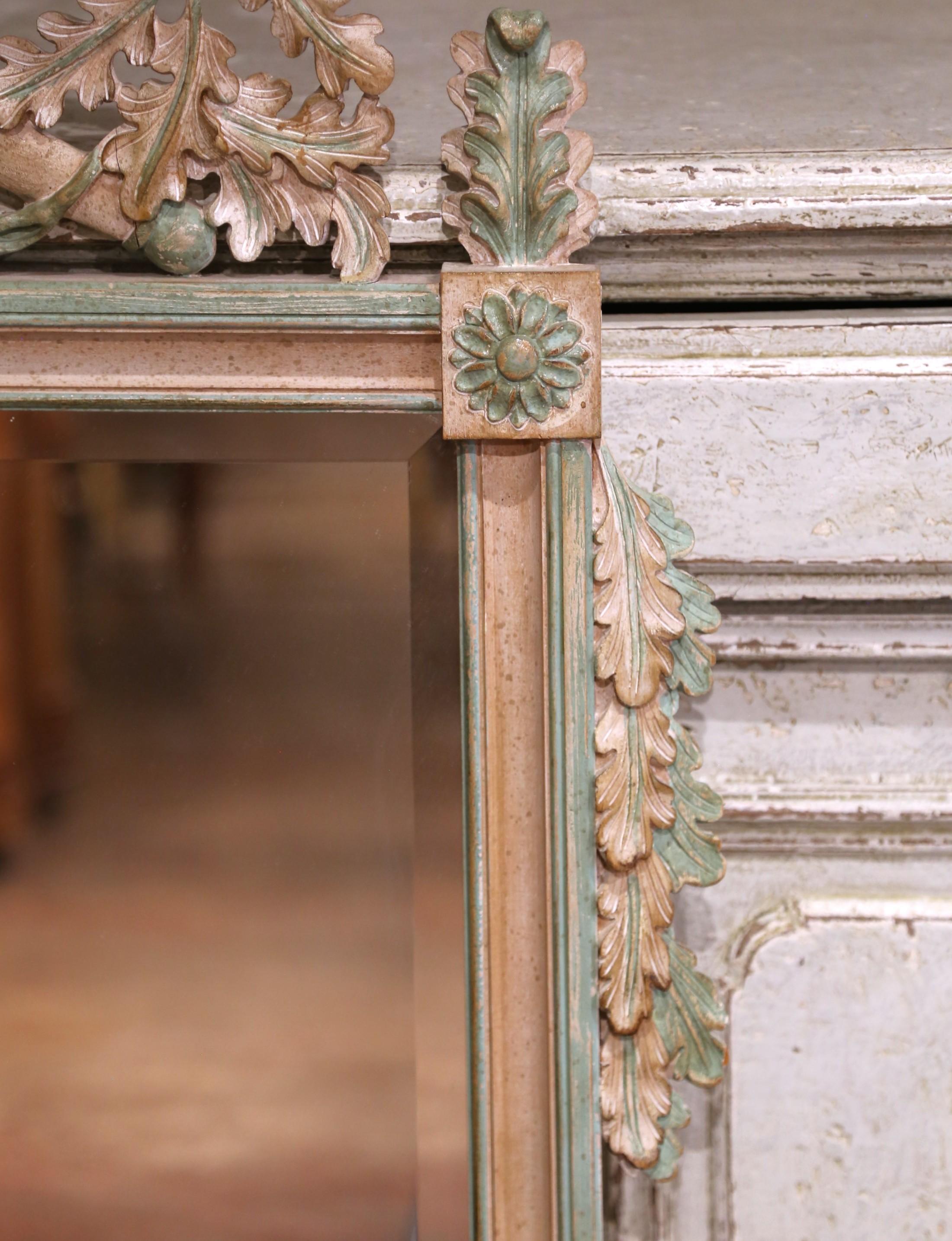Mid-Century Louis XVI Stil Französisch gemalt Spiegel mit geschnitzten Love Birds Crest (Handgeschnitzt) im Angebot
