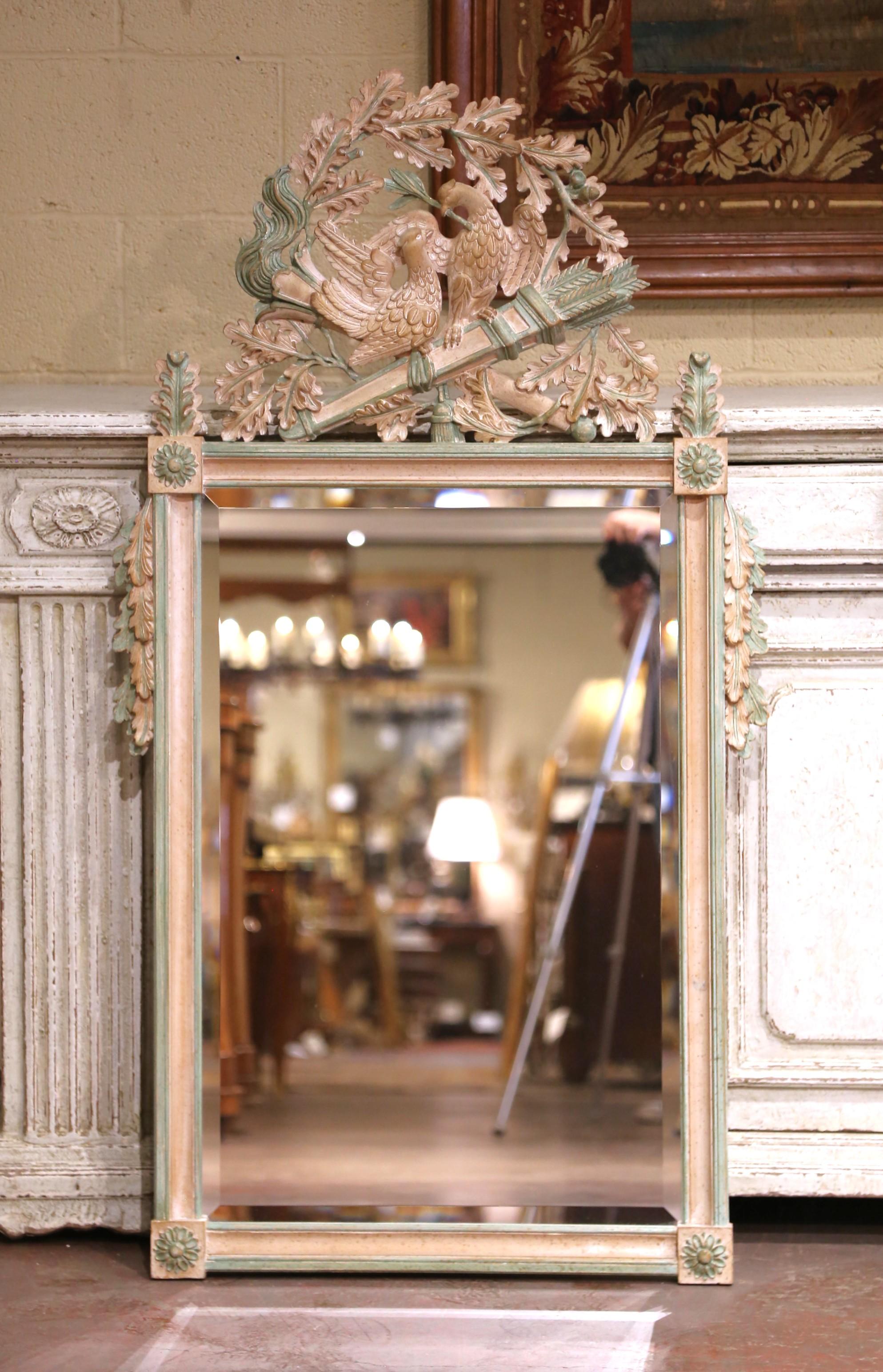 Mid-Century Louis XVI Stil Französisch gemalt Spiegel mit geschnitzten Love Birds Crest im Zustand „Hervorragend“ im Angebot in Dallas, TX