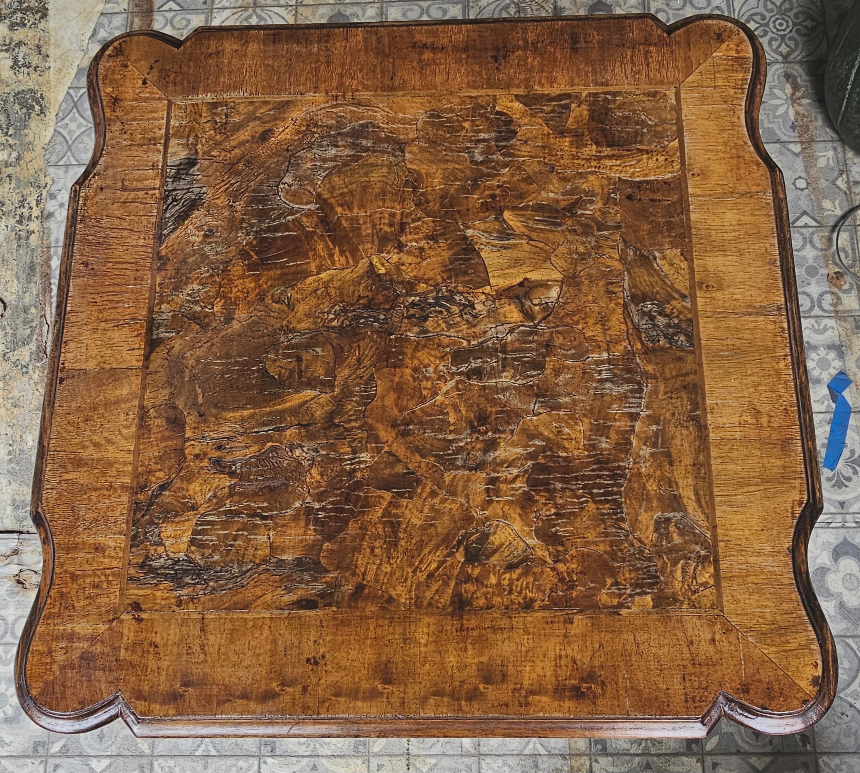 Table d'appoint en loupe craquelée de noyer de style Louis XVI en vente 3