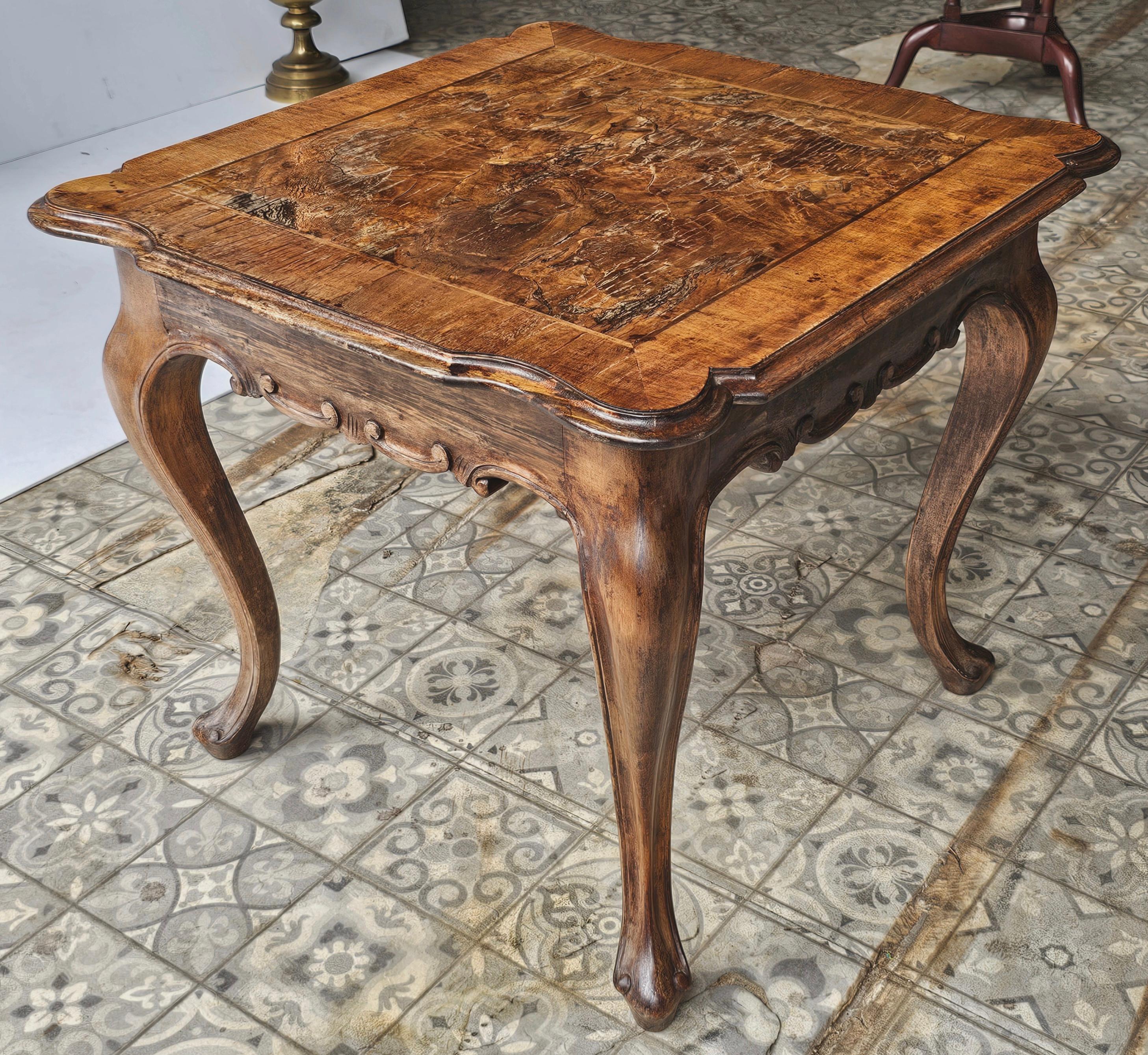 Table d'appoint en loupe craquelée de noyer de style Louis XVI en vente 5