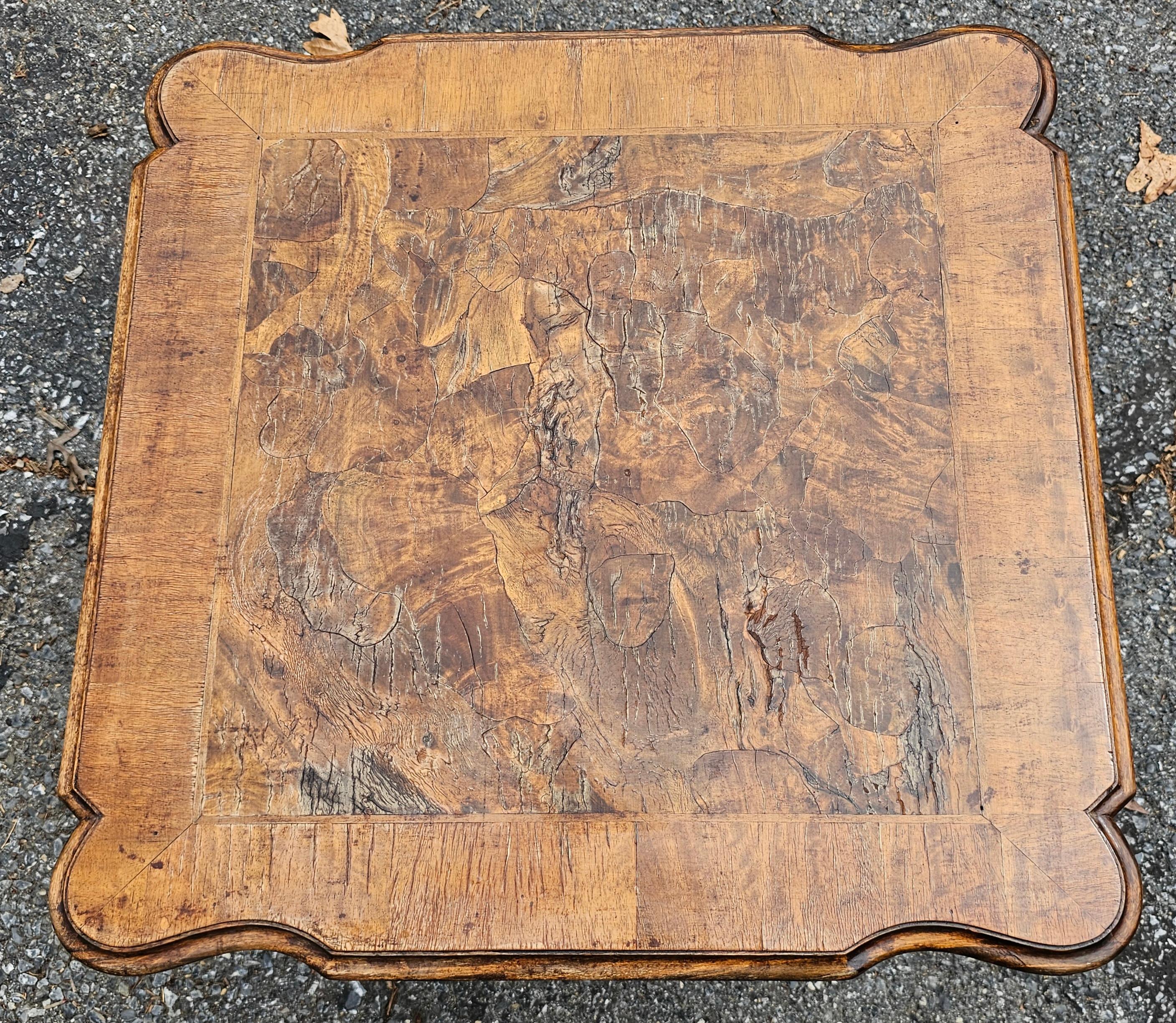 Table d'appoint de style Louis XVI en loupe de noyer craquelée. Mesure 25,75