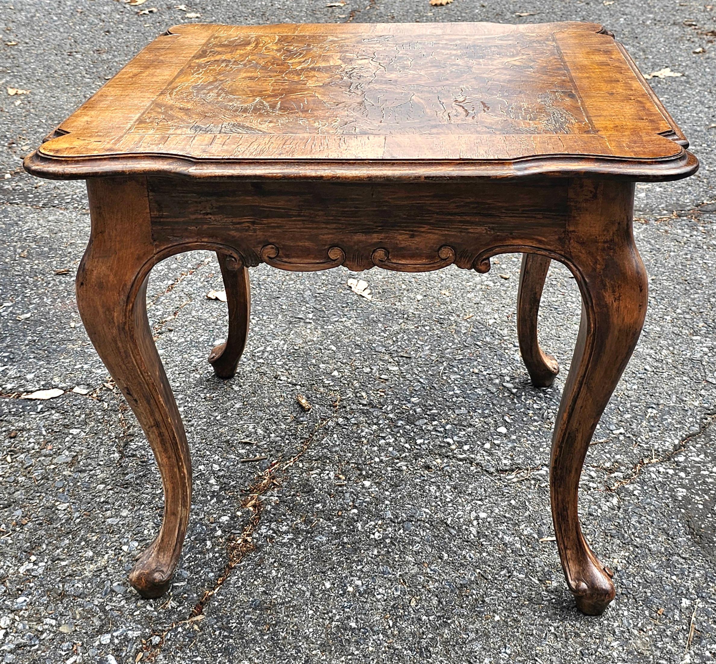Table d'appoint en loupe craquelée de noyer de style Louis XVI Bon état - En vente à Germantown, MD