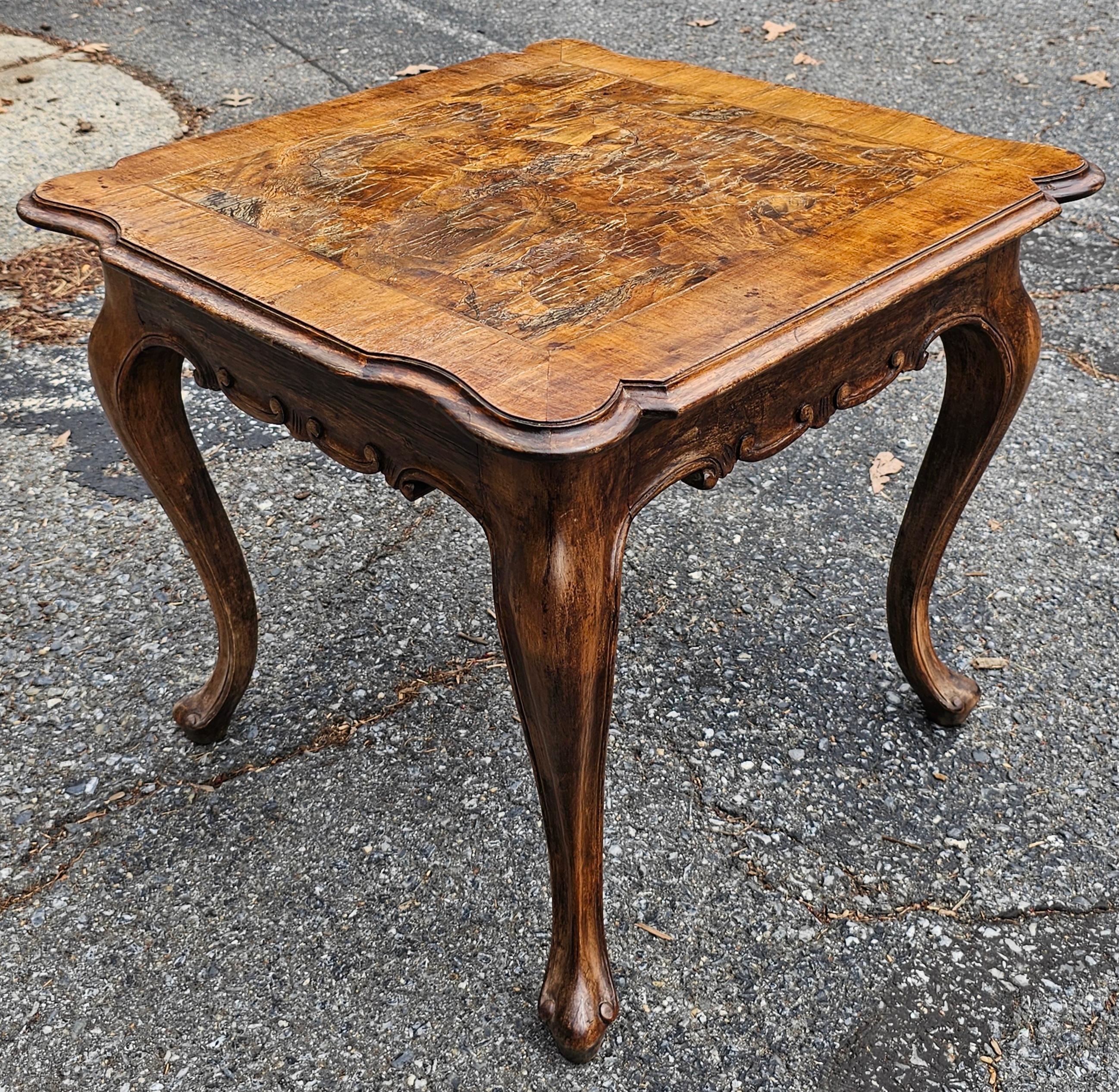 20ième siècle Table d'appoint en loupe craquelée de noyer de style Louis XVI en vente