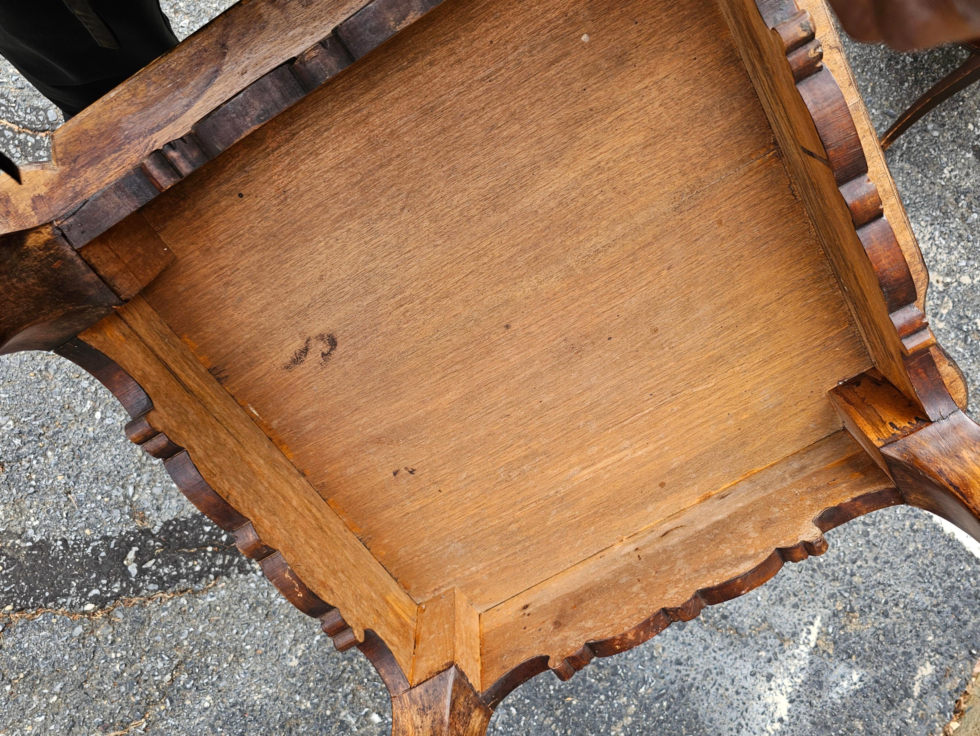 Table d'appoint en loupe craquelée de noyer de style Louis XVI en vente 2