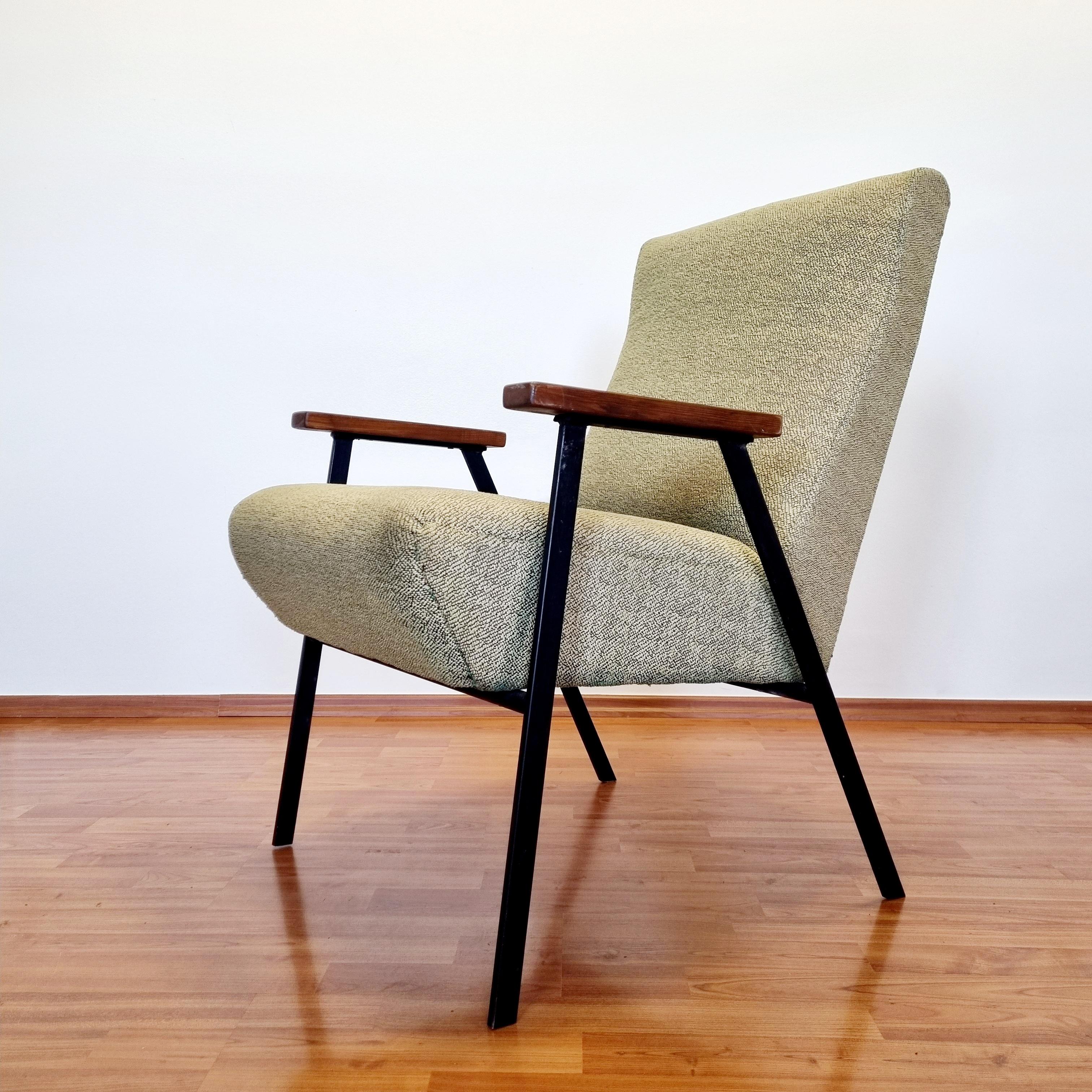 This Mid century armchair is  attributed to Pierre Guariche,
Made in France in the 60.
Original fabric from the 60s