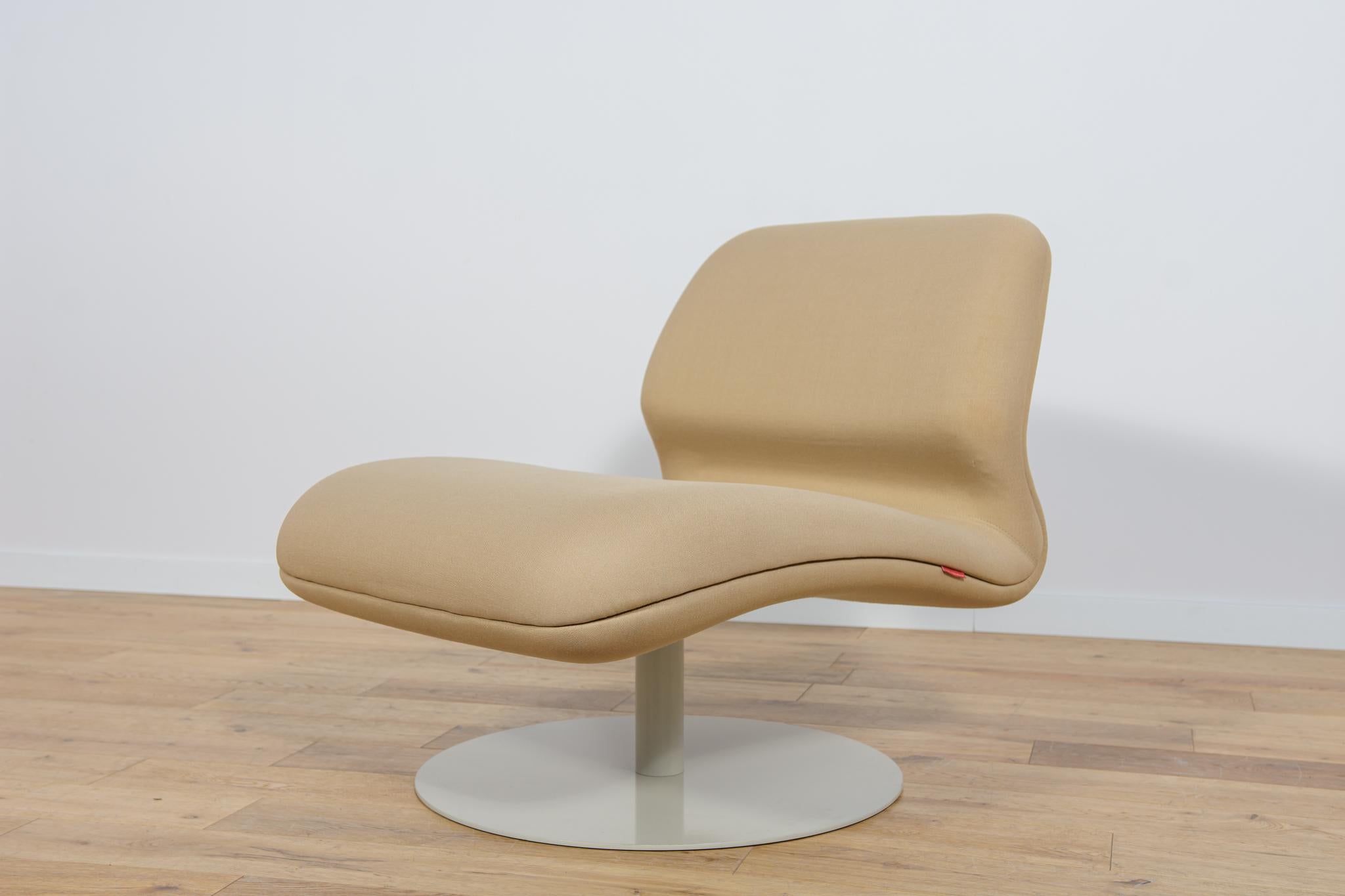 
Der Sessel MV10 von Morten Voss für die dänische Firma Fritz Hansen im ersten Jahrzehnt des 21. Jahrhunderts. Ein Möbelstück mit einer interessanten modernistischen Form. Der Sessel ist im Originalzustand. Der Sessel Modell MV10 wurde gereinigt und