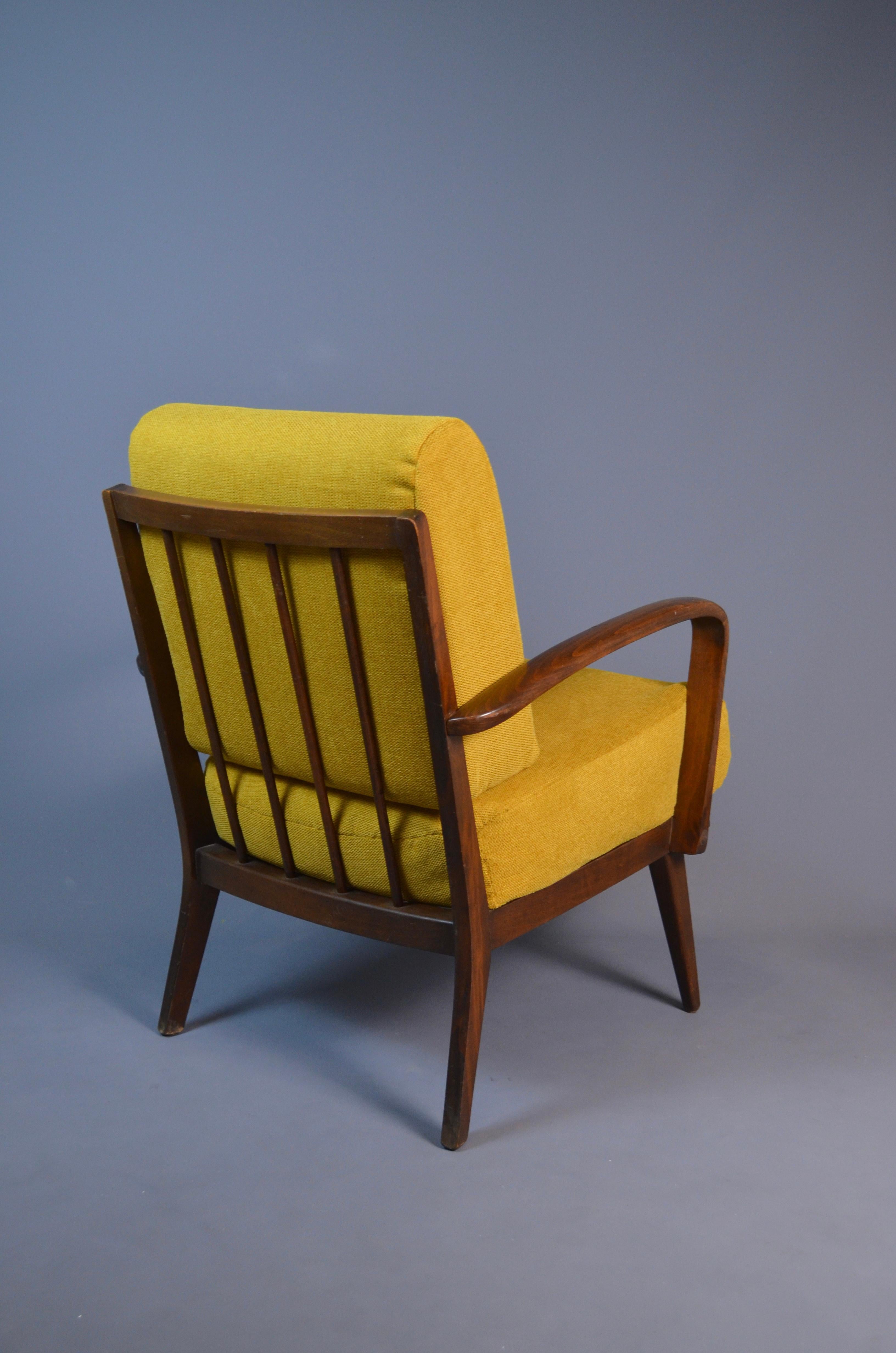 Dieser atemberaubende Loungesessel aus der Mitte des Jahrhunderts verkörpert die Eleganz und Handwerkskunst des europäischen Designs der 1950er bis 1960er Jahre. Das Gestell aus Massivholz wurde sorgfältig erhalten und weist schöne geschwungene