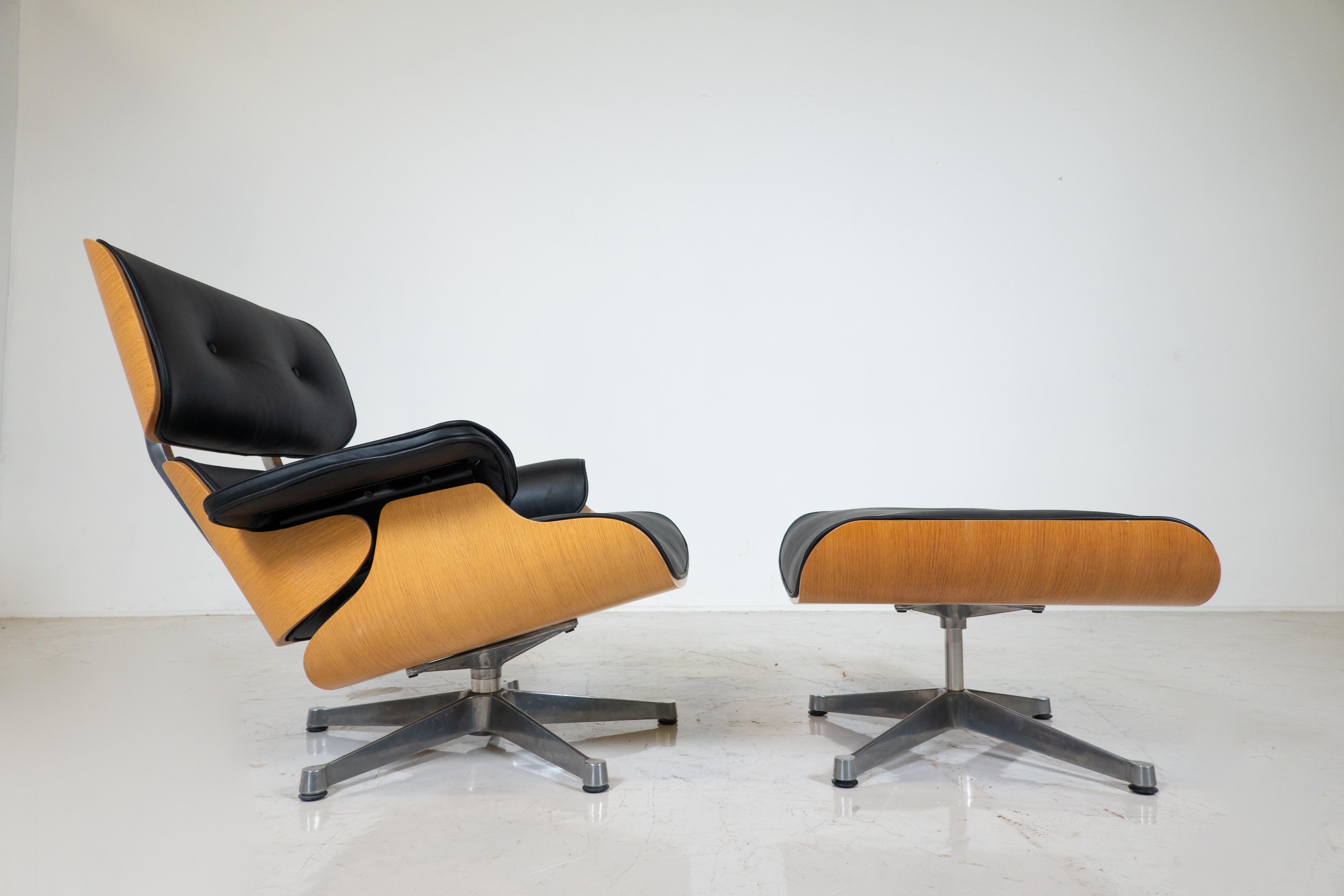 Mid-Century Lounge Chair and Ottoman by Charles & Ray Eames for Herman Miller For Sale 2