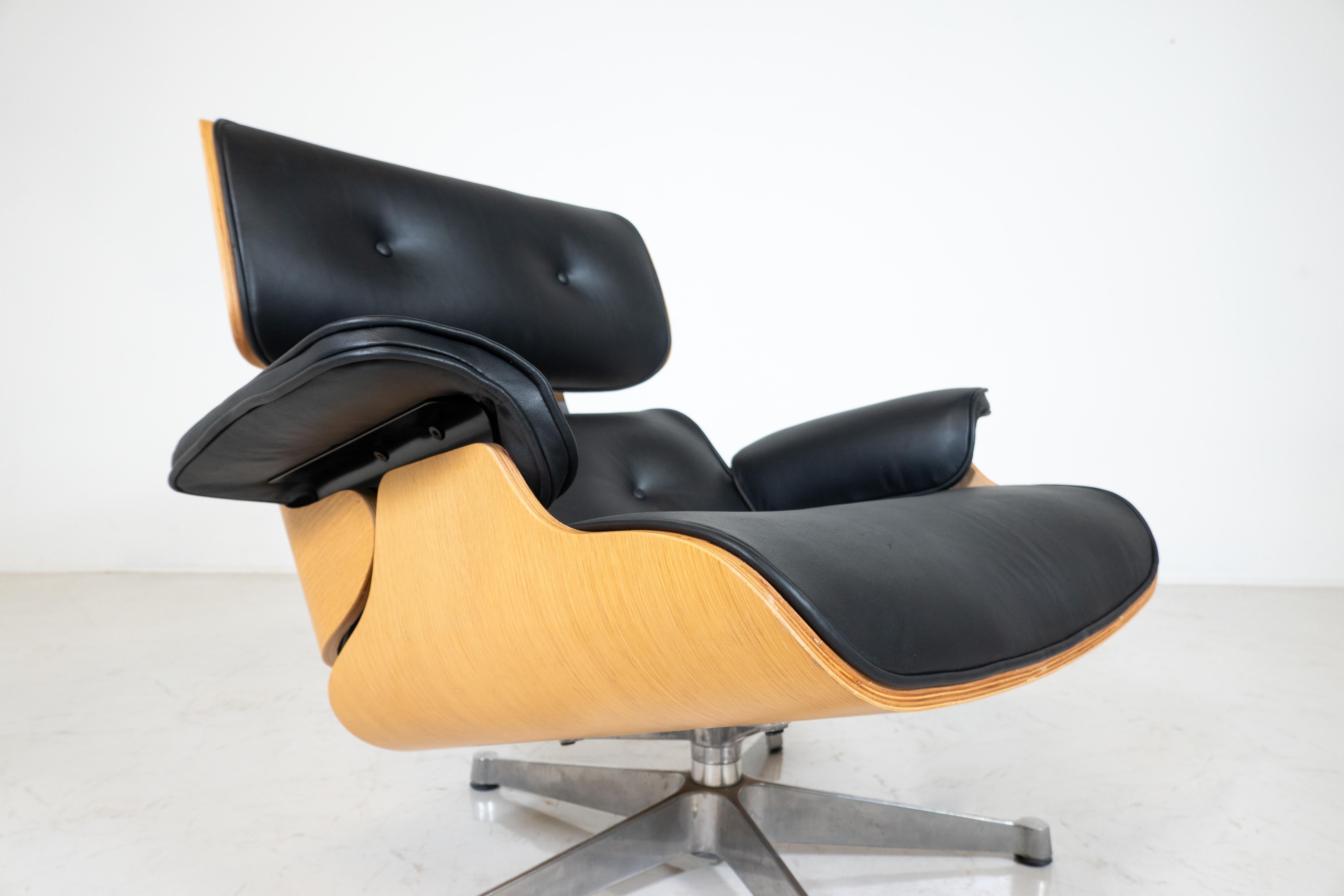 Mid-Century Lounge Chair and Ottoman by Charles & Ray Eames for Herman Miller For Sale 3