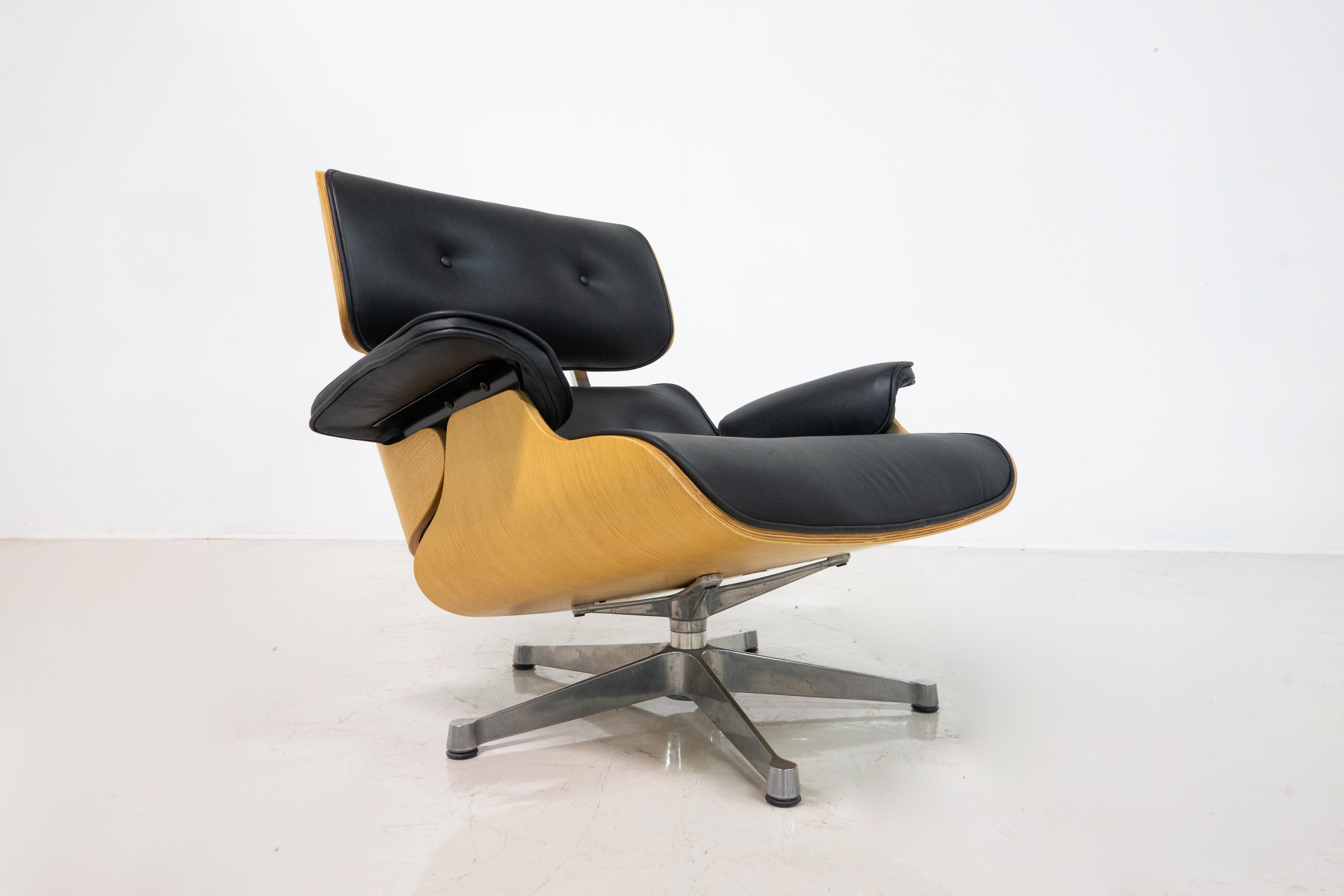 Mid-Century Lounge Chair and Ottoman by Charles & Ray Eames for Herman Miller For Sale 4