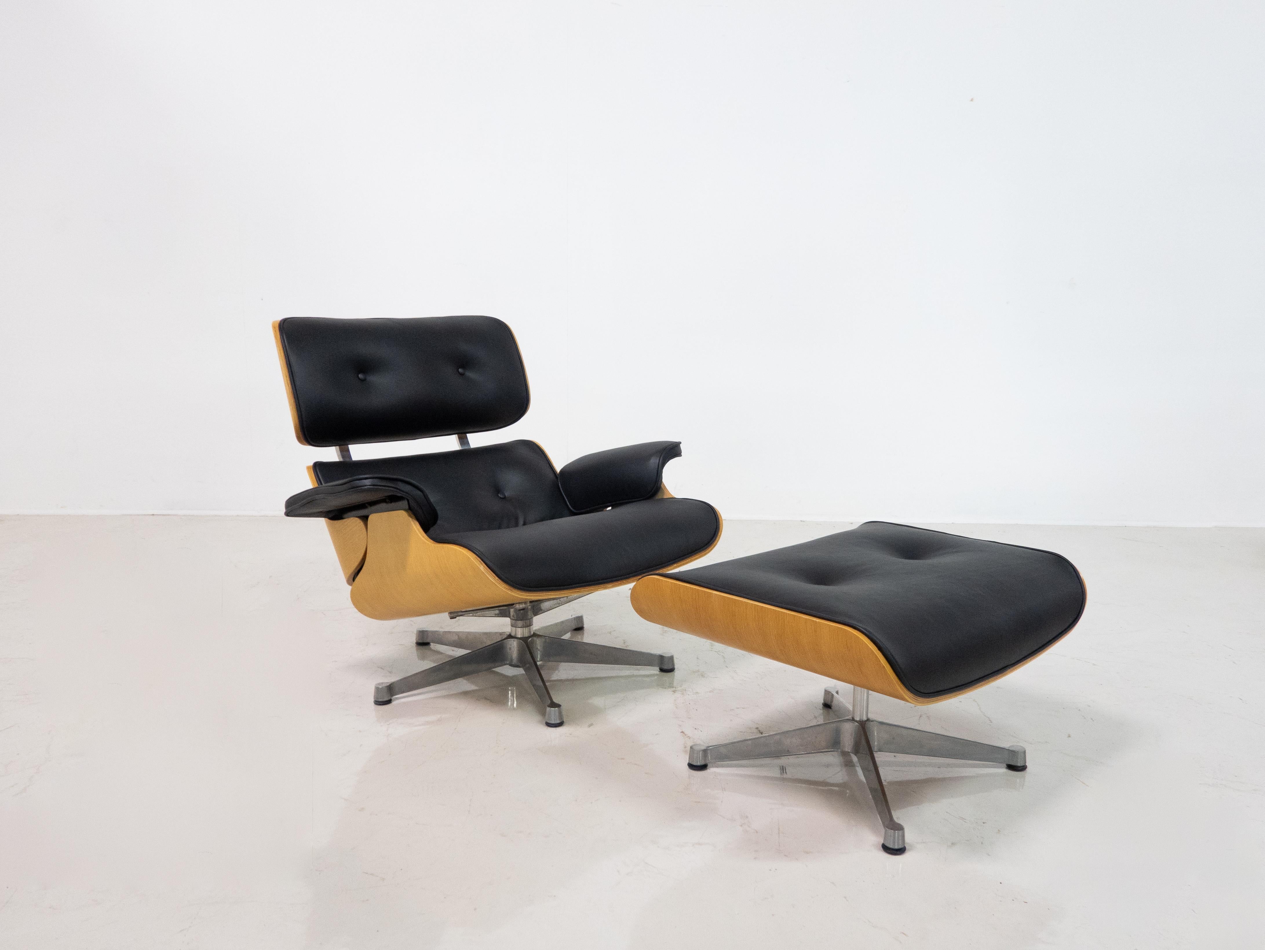 Mid-Century Lounge Chair and Ottoman by Charles & Ray Eames for Herman Miller For Sale 7