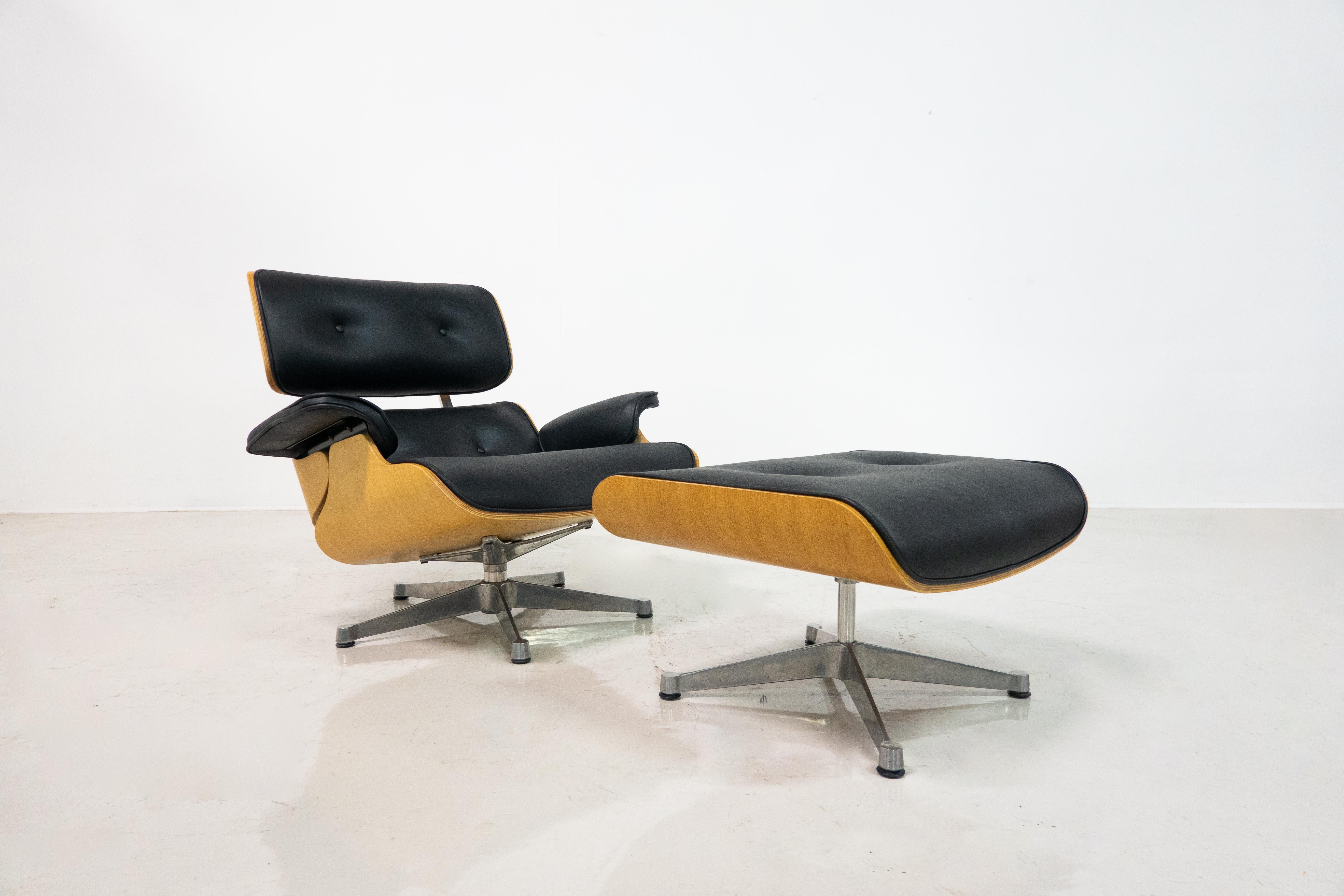 Mid-Century Lounge Chair and Ottoman by Charles & Ray Eames for Herman Miller For Sale 8