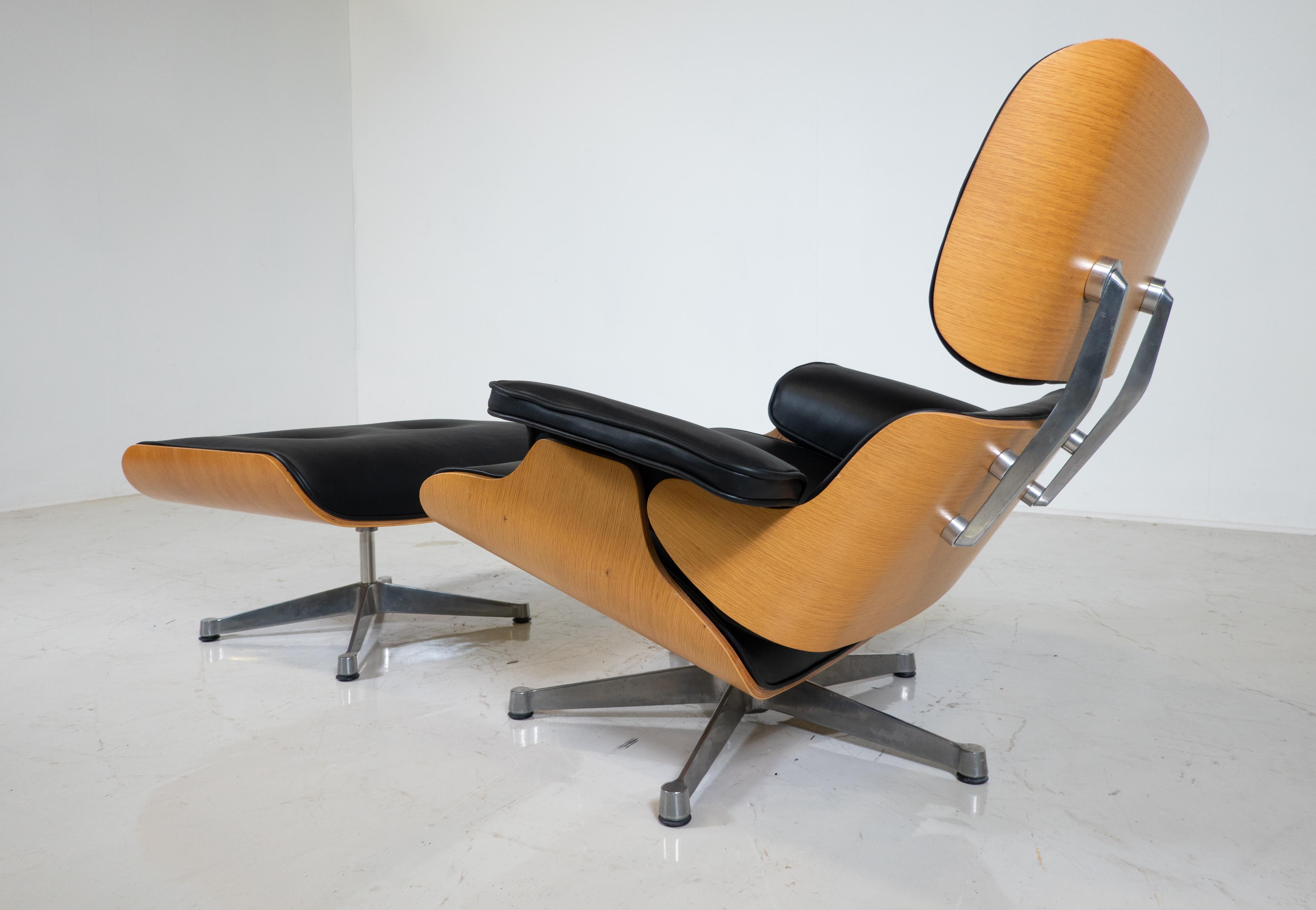 Mid-Century Modern Mid-Century Lounge Chair and Ottoman by Charles & Ray Eames for Herman Miller For Sale