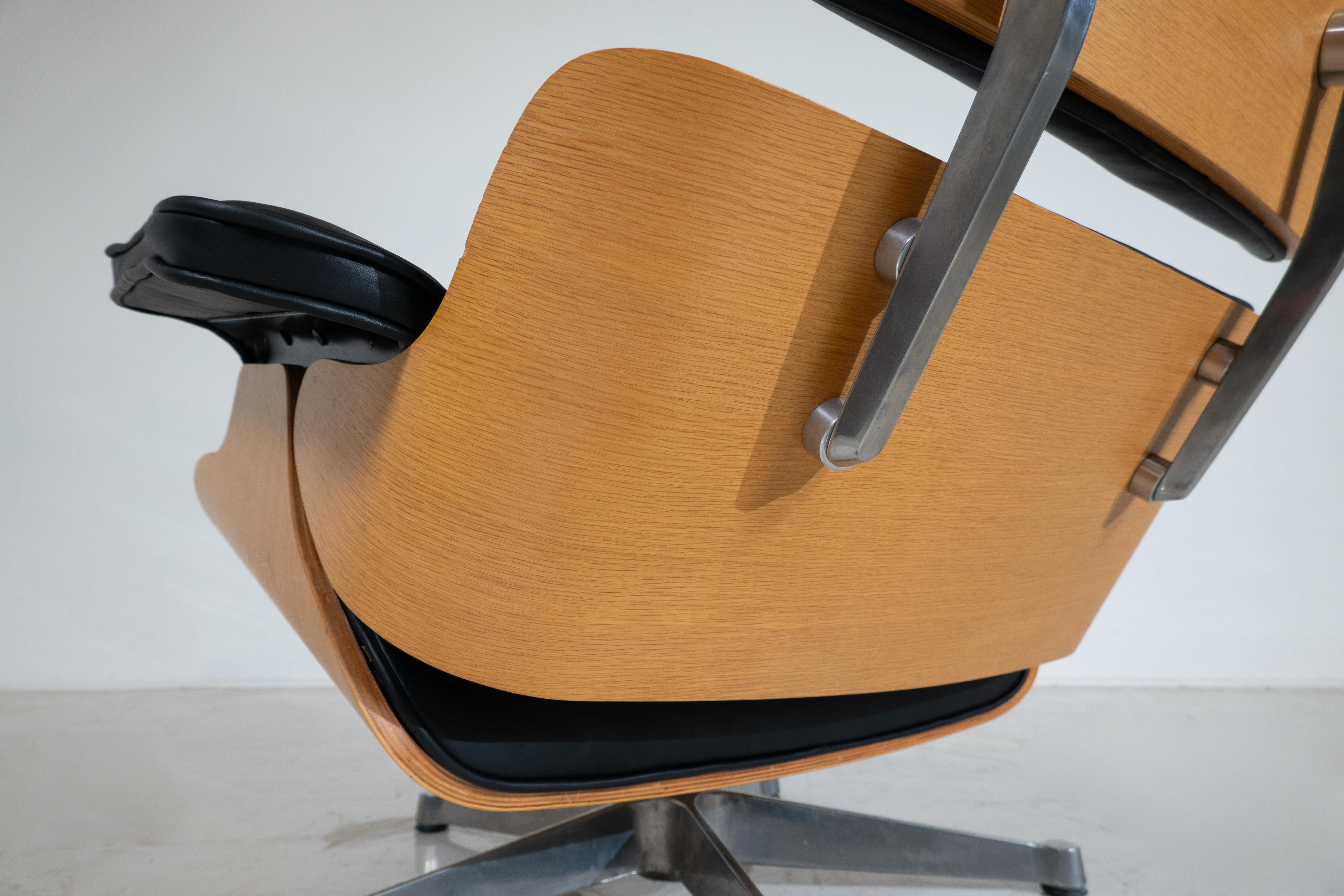 Late 20th Century Mid-Century Lounge Chair and Ottoman by Charles & Ray Eames for Herman Miller For Sale
