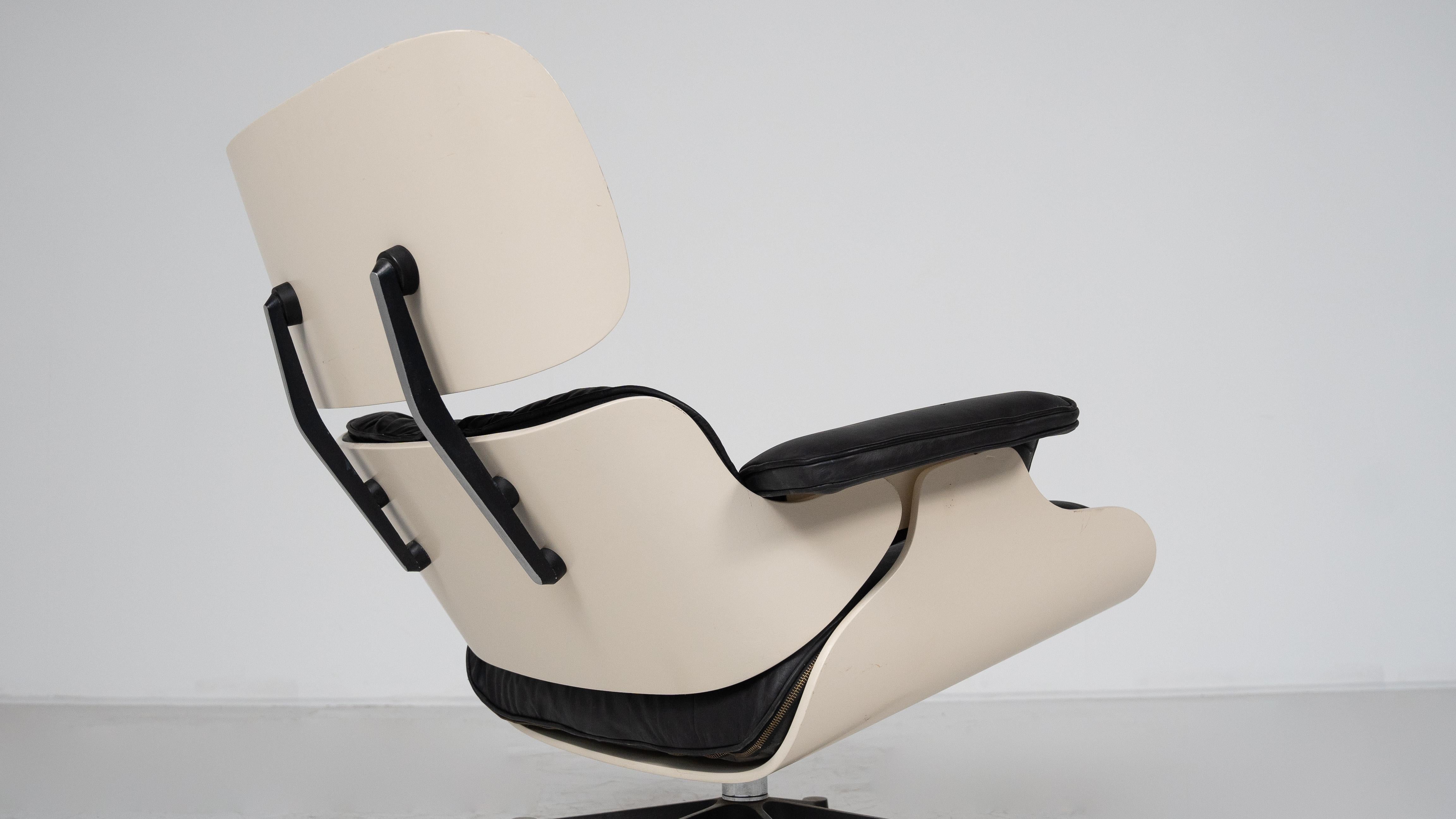 Mid-Century Lounge Chair and Ottoman by Charles & Ray Eames For Sale 5