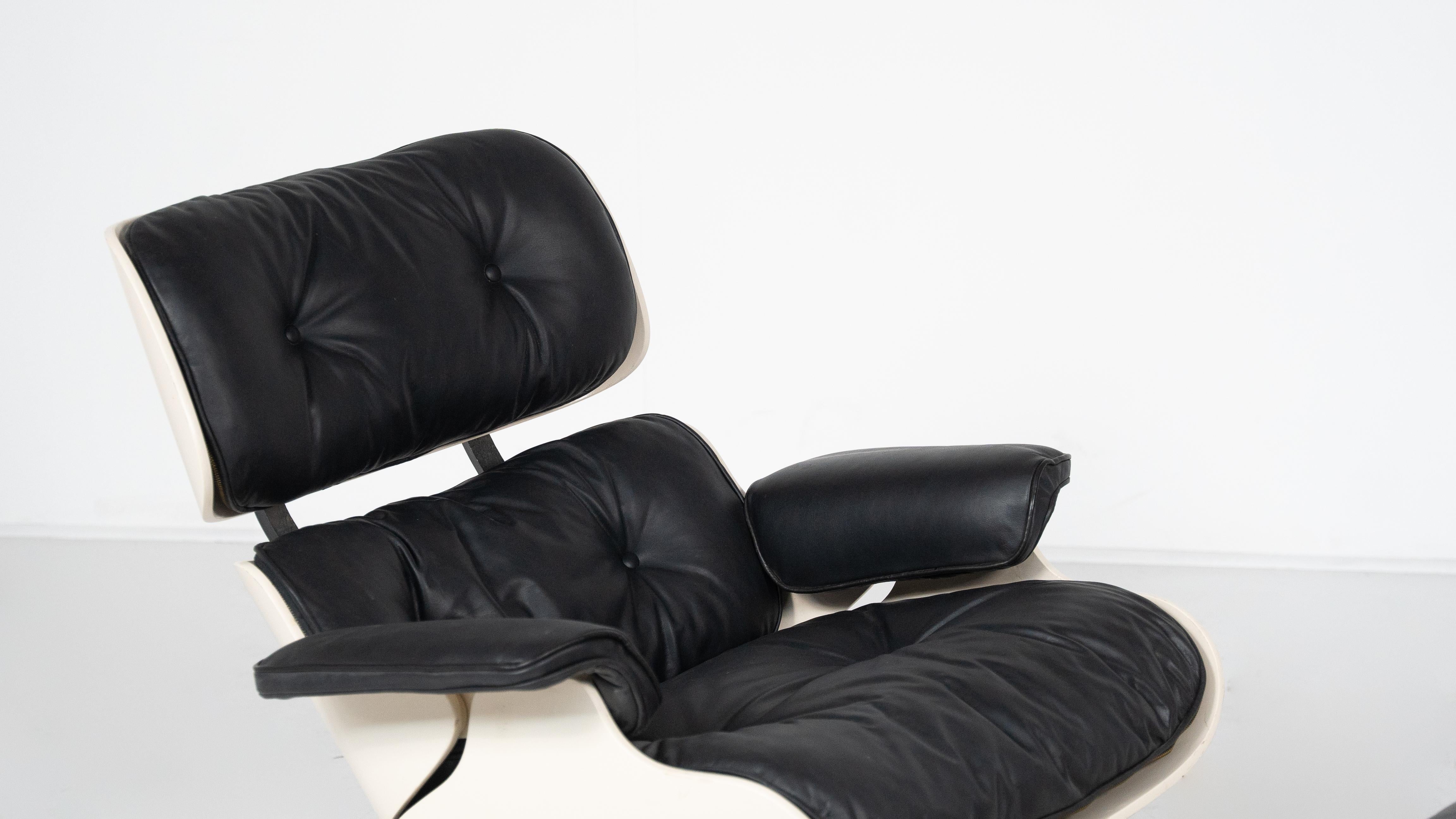 Mid-Century Lounge Chair and Ottoman by Charles & Ray Eames In Good Condition For Sale In Brussels, BE