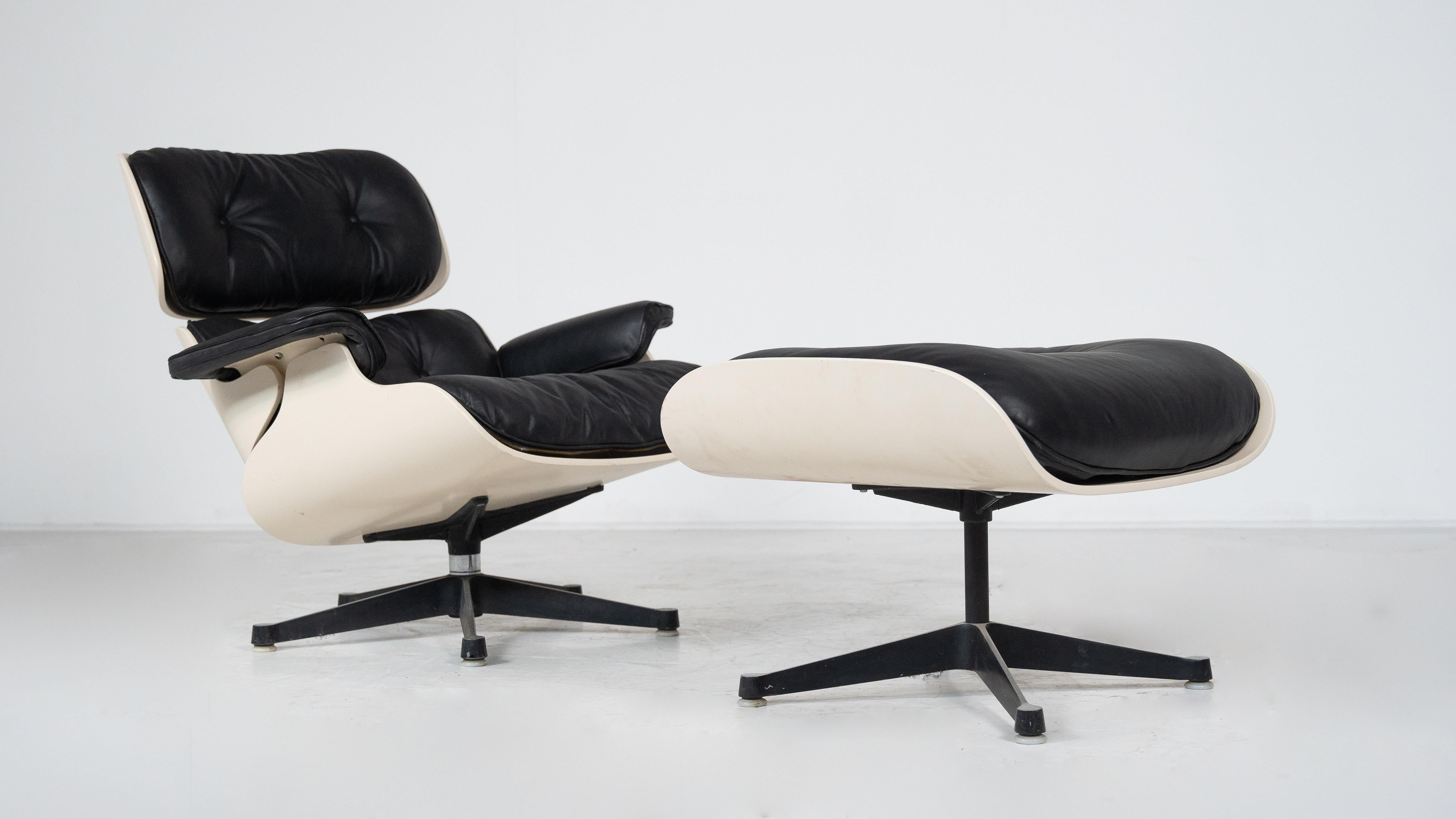 Late 20th Century Mid-Century Lounge Chair and Ottoman by Charles & Ray Eames For Sale