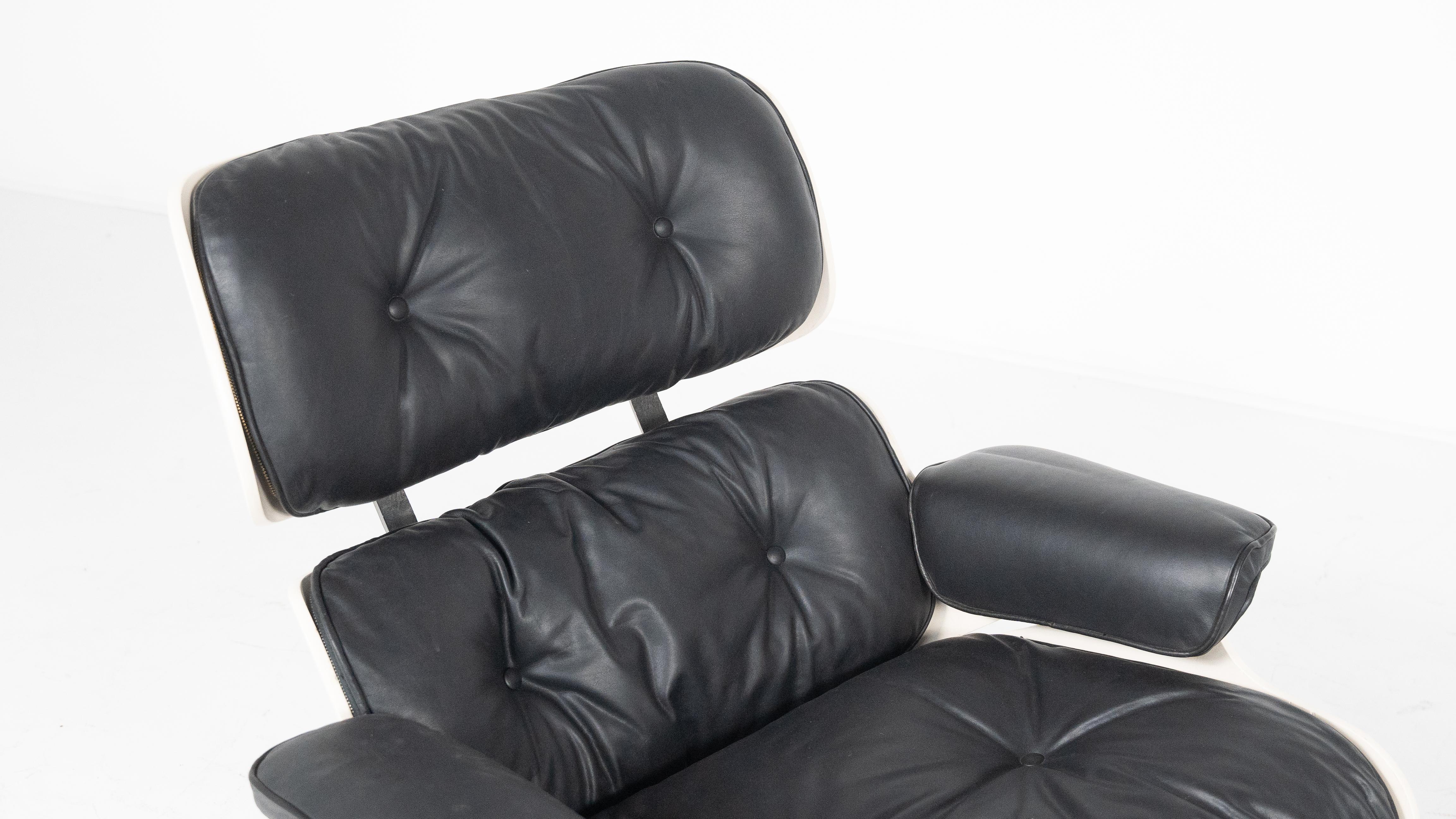 Mid-Century Lounge Chair and Ottoman by Charles & Ray Eames For Sale 1