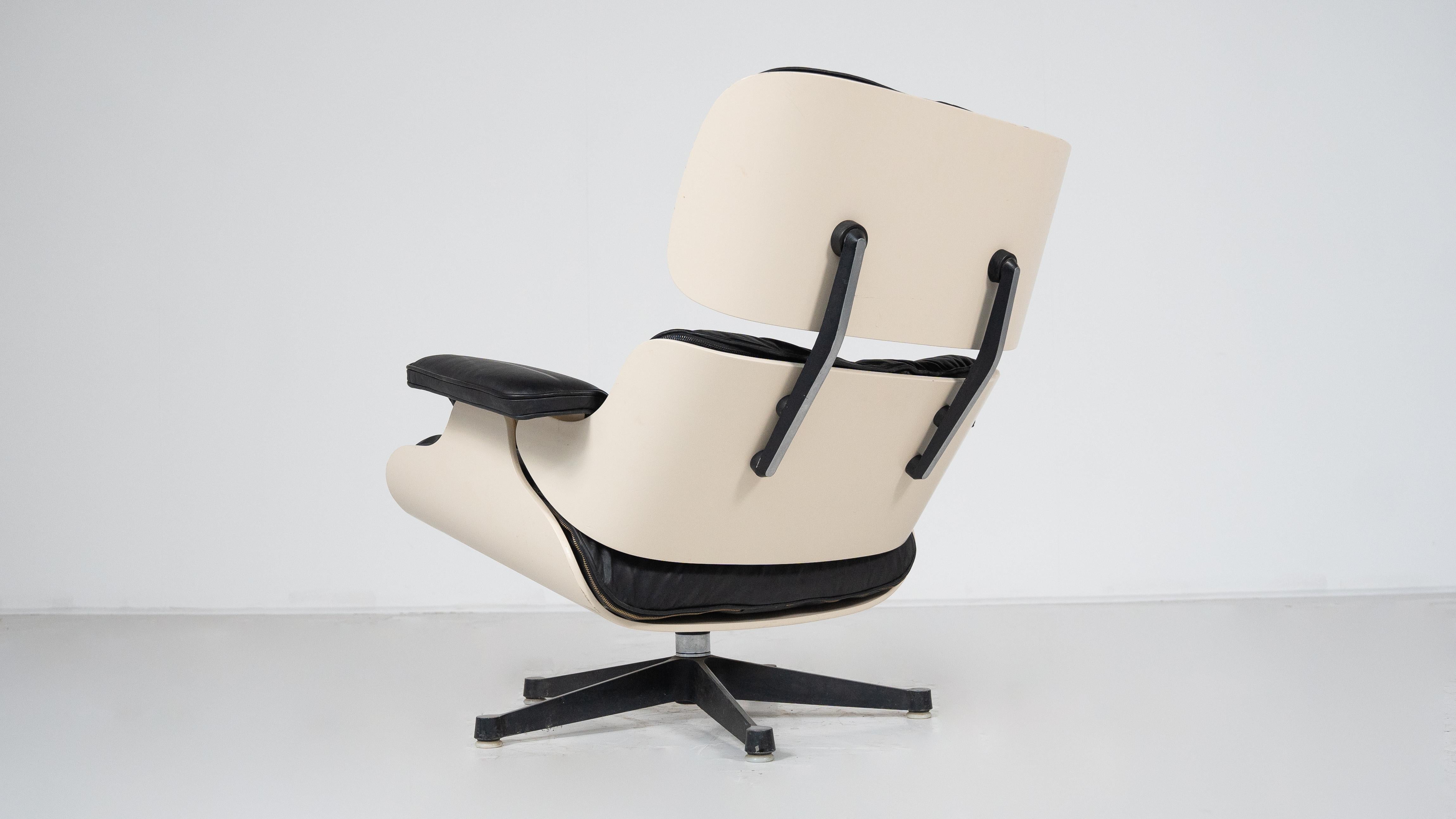 Mid-Century Lounge Chair and Ottoman by Charles & Ray Eames For Sale 3