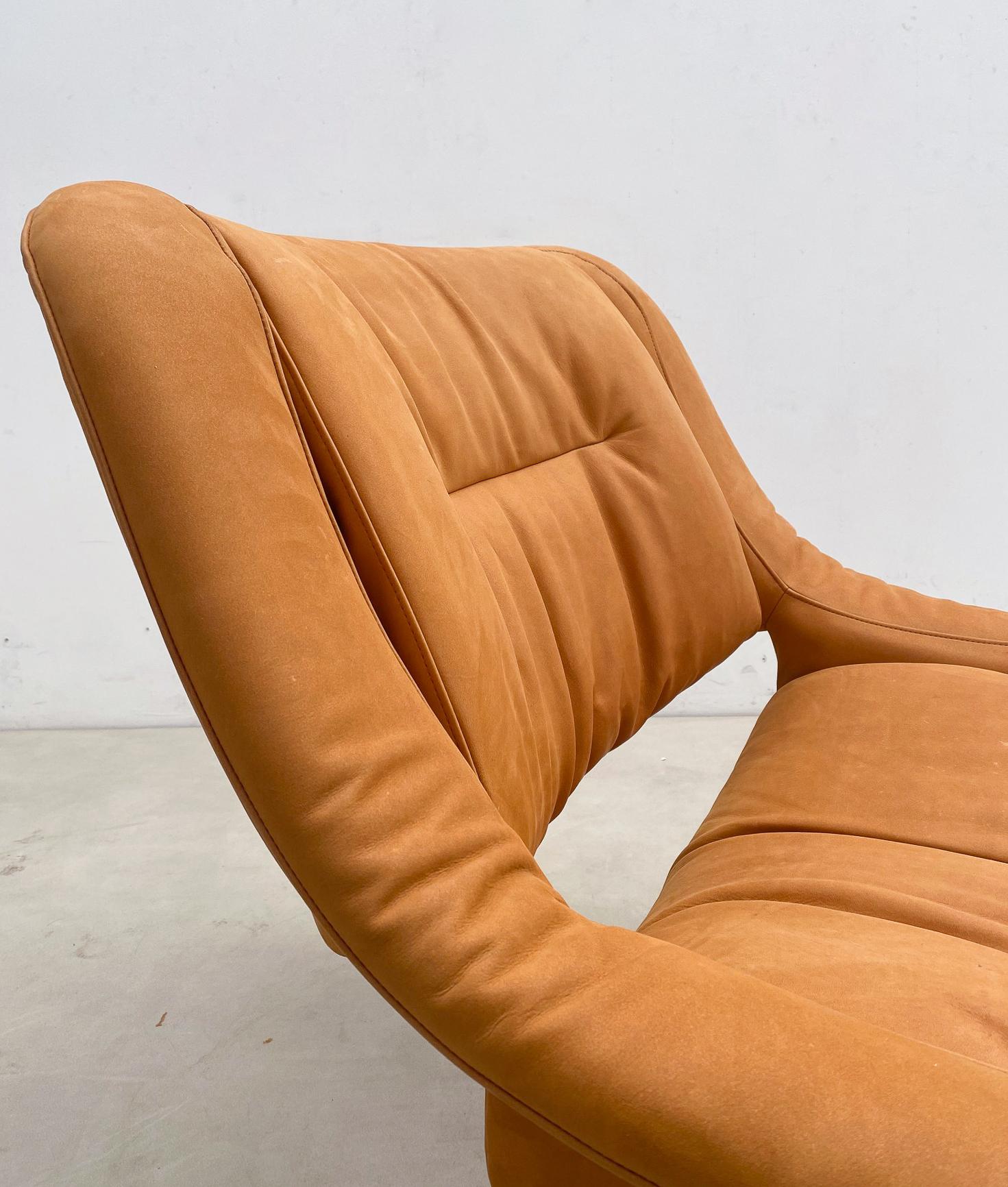 Mid-Century Lounge Chair and Ottoman, Italy, 1970s - New Leather Upholstery In Good Condition For Sale In Brussels, BE
