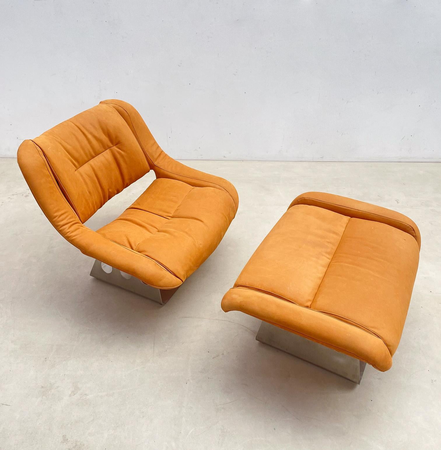Fin du 20e siècle Chaise longue et pouf du milieu du siècle, Italie, 1970 - Nouveau rembourrage en cuir en vente