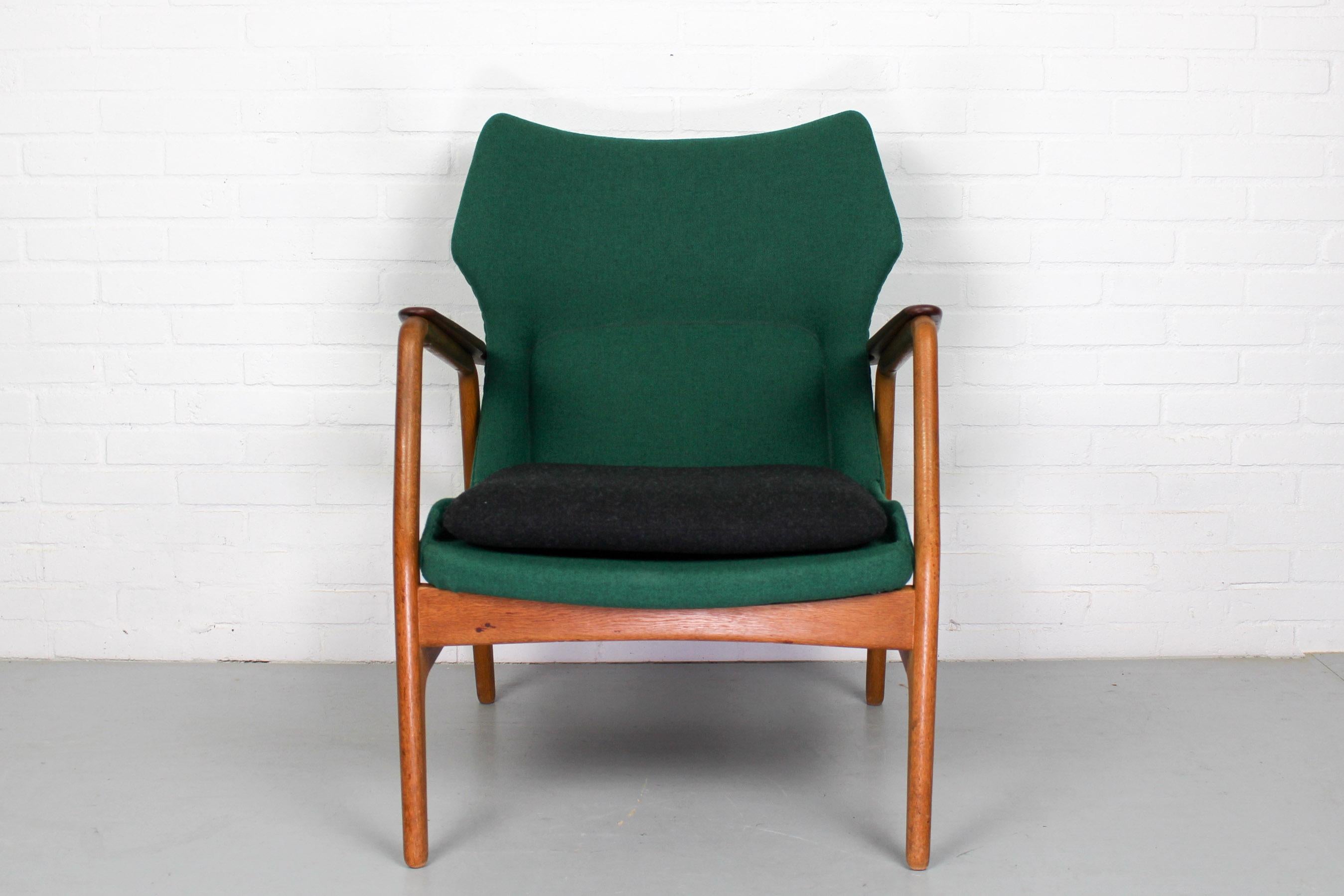 Lounge chair by Aksel Bender Madsen for Bovenkamp, 1960s. Beautiful frame in combination of teak and oak. Chair is in excellent condition, with new upholstery (Kvadrat Tonica).

Dimensions: Lounge chair 85 cm H, 66 cm W, 72 cm D.
  