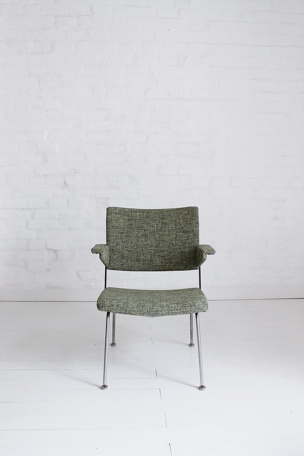 This stunning 1265/1268 model low armchair was designed by André R Cordemeijer  for Gispen in 1963. The chair has a metal frame with a new fabric upholstery. In very good vintage condition.
Price / chair.