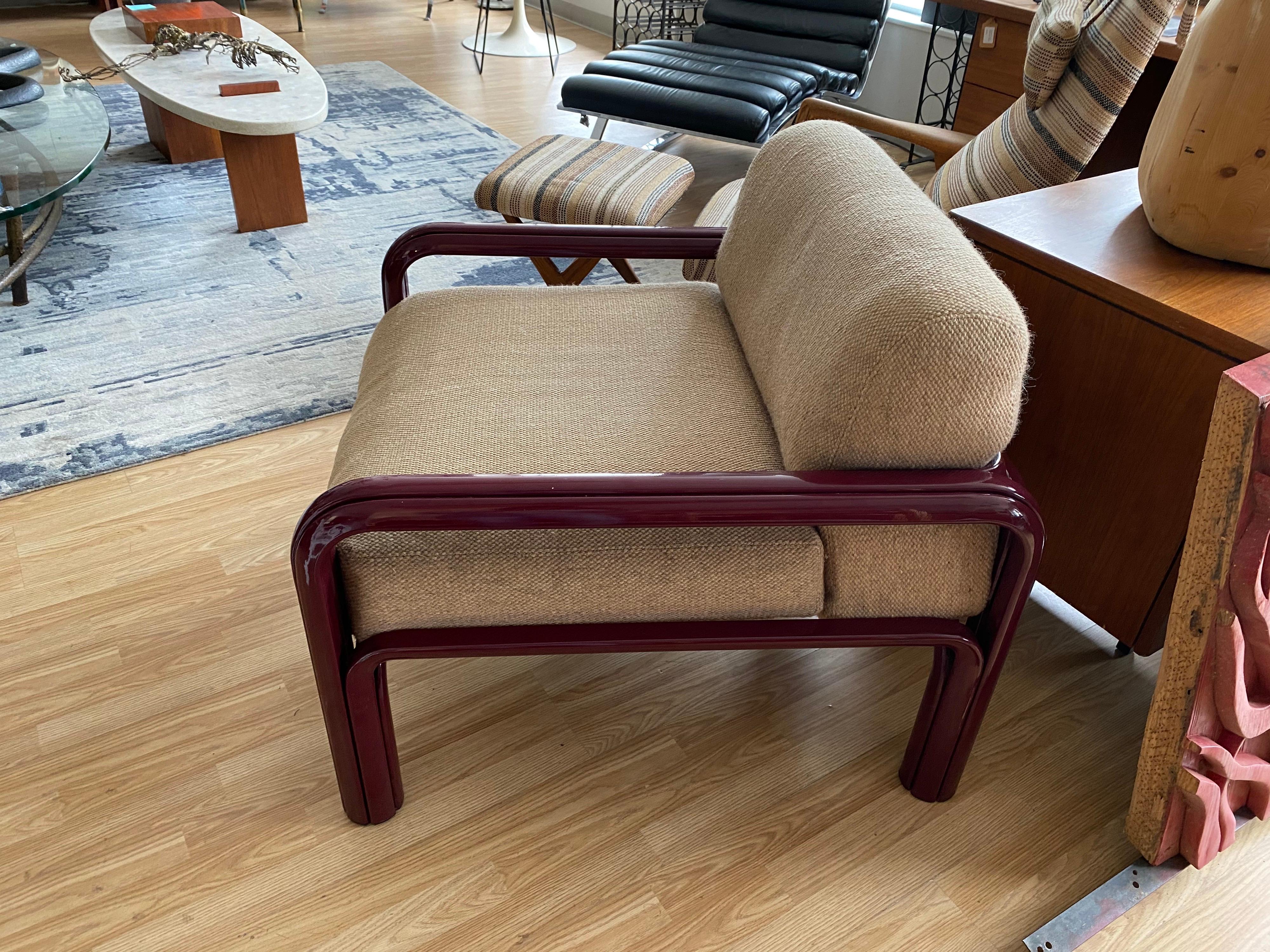 Stunning mid-century lounge chair designed by Italian architect and designer Gae Aulenti for Knoll is solid, low-slung with rounded enameled frame, this lounge chair offers comfortable seating as well as a sculptural presence.