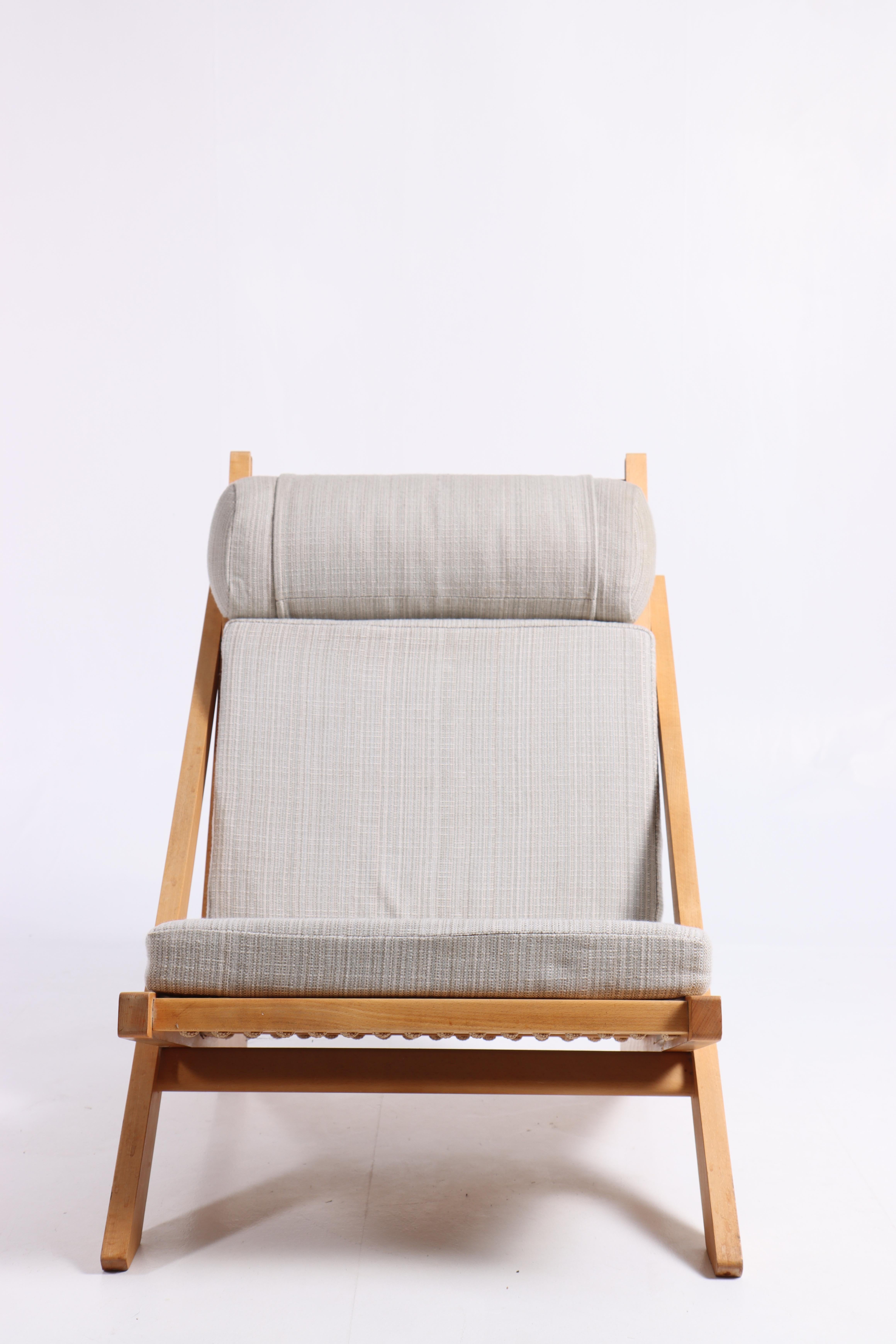 Lounge chair in beech, fabric and flag halyard. Designed by Hans J. Wegner, made by Getama Denmark - Original condition. 

 